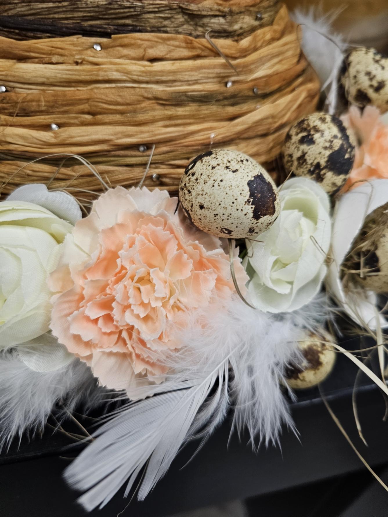 Neststuk met bloemen en paaseitjes - Foto