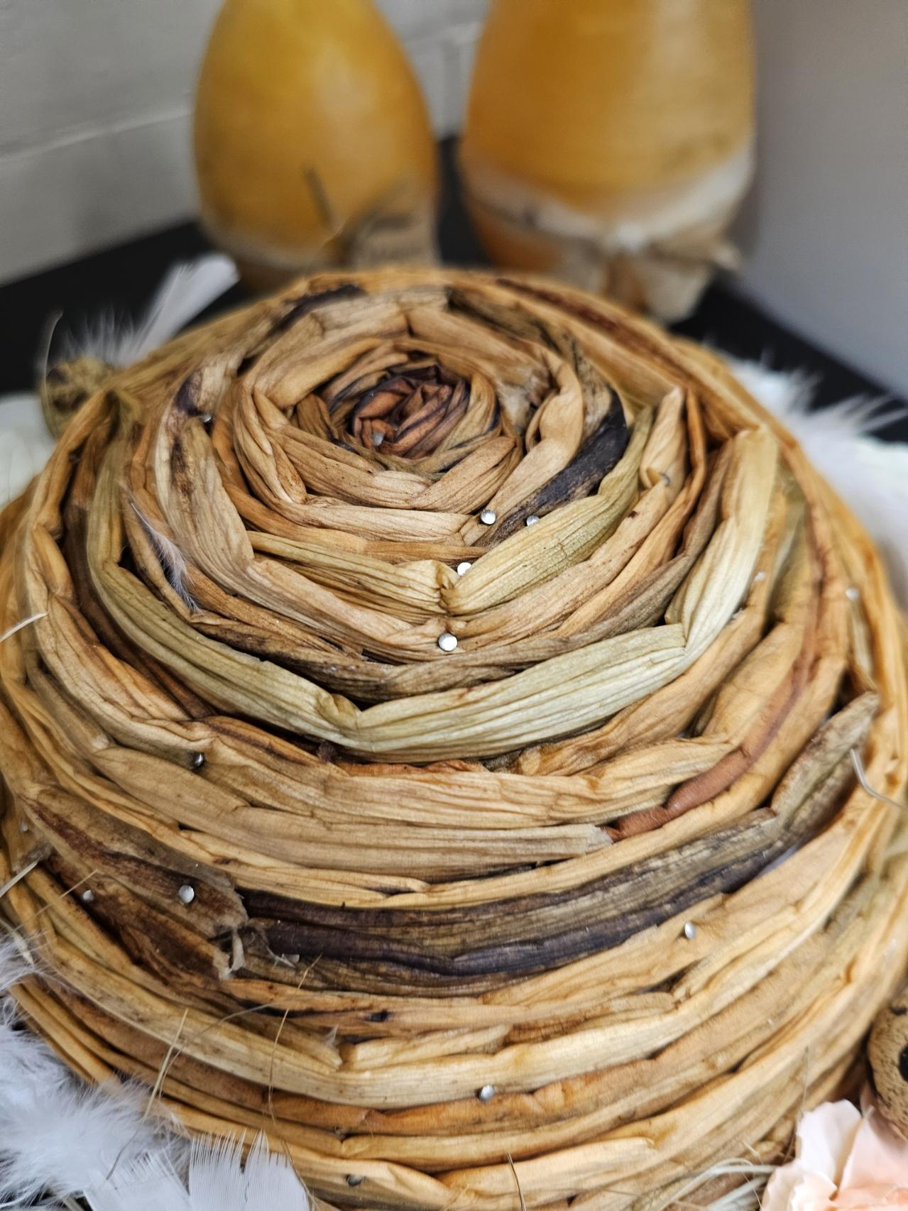 Neststuk met bloemen en paaseitjes - Foto