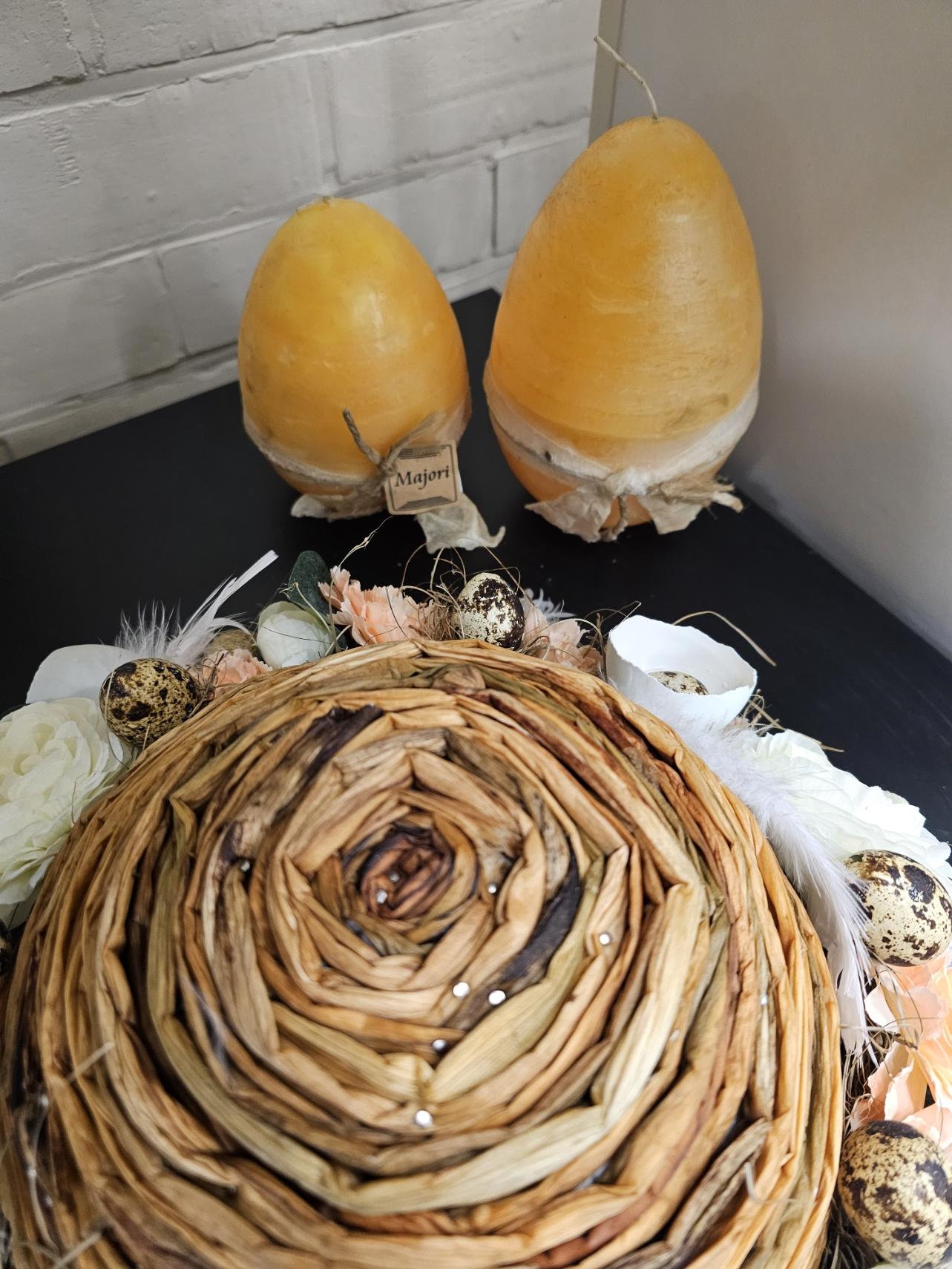 Neststuk met bloemen en paaseitjes - Foto