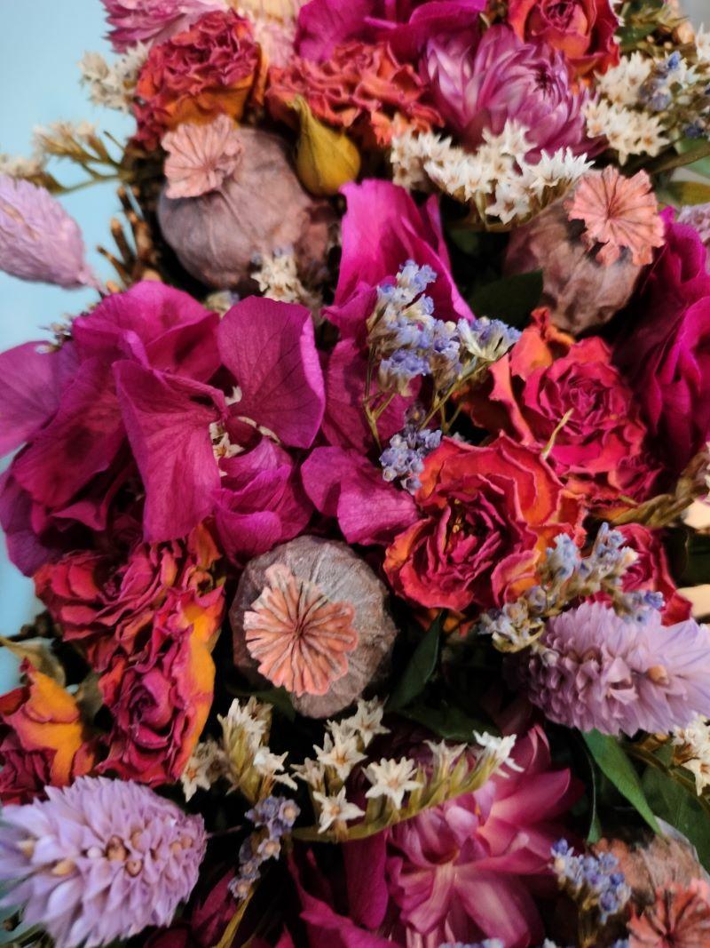 Modern bloemstuk met droogbloemen - Foto