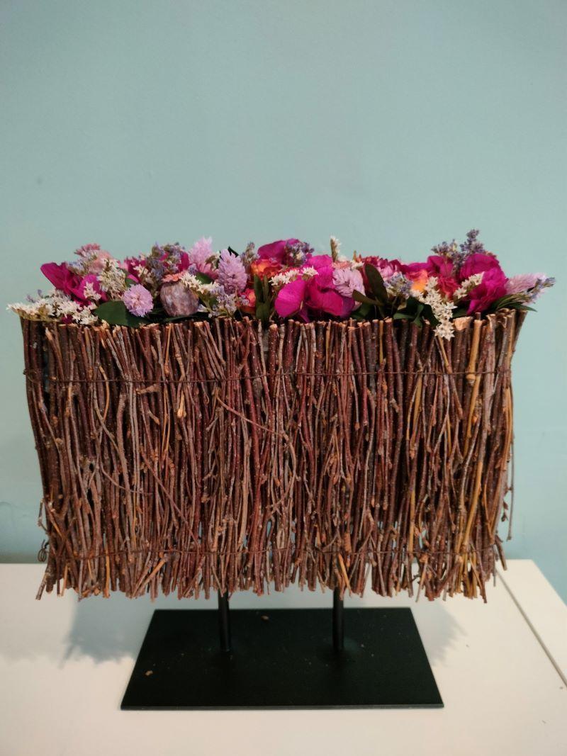 Modern bloemstuk met droogbloemen - Foto