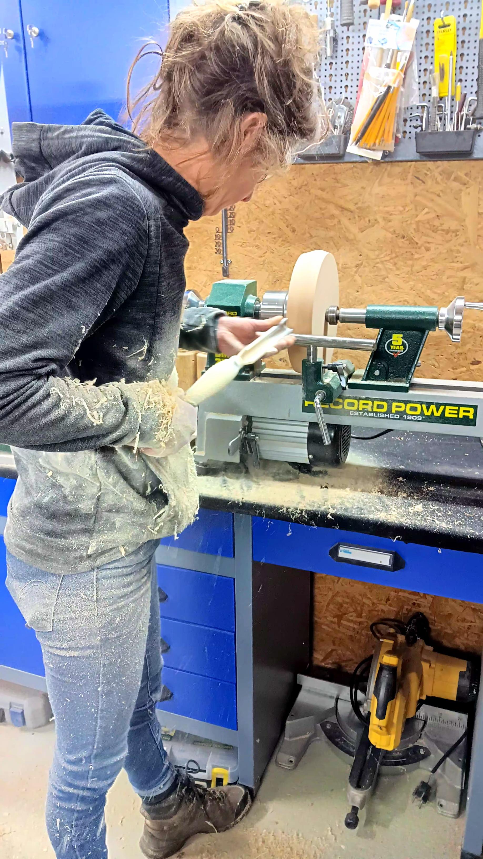 Houtdraaien voor beginners - Schaaldraaien. - Foto