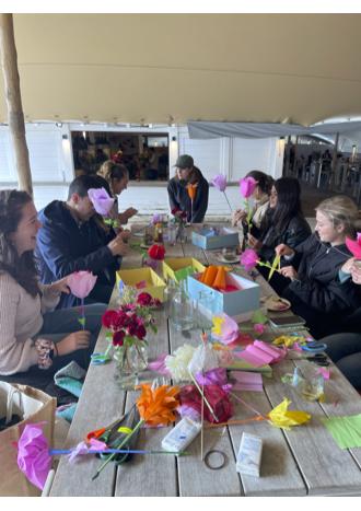Bloemen aan het strand met Madame Crêpepapier - Foto