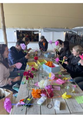 Bloemen aan het strand met Madame Crêpepapier