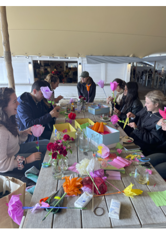 Bloemen aan het strand met Madame Crêpepapier