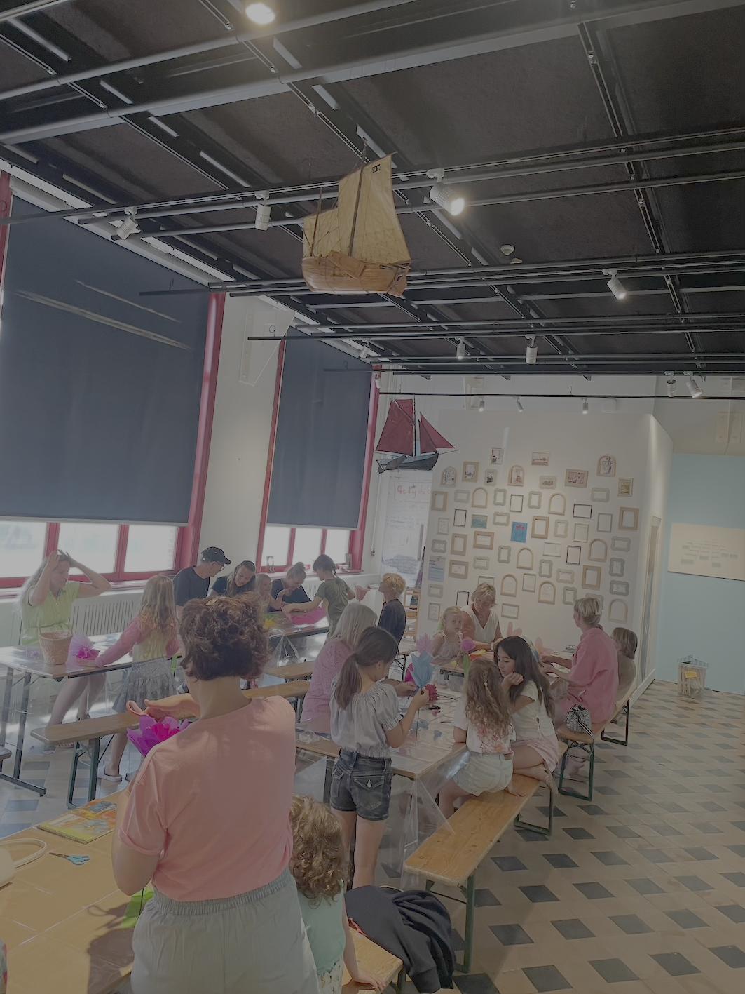 Bloemen aan het strand met Madame Crêpepapier - Foto