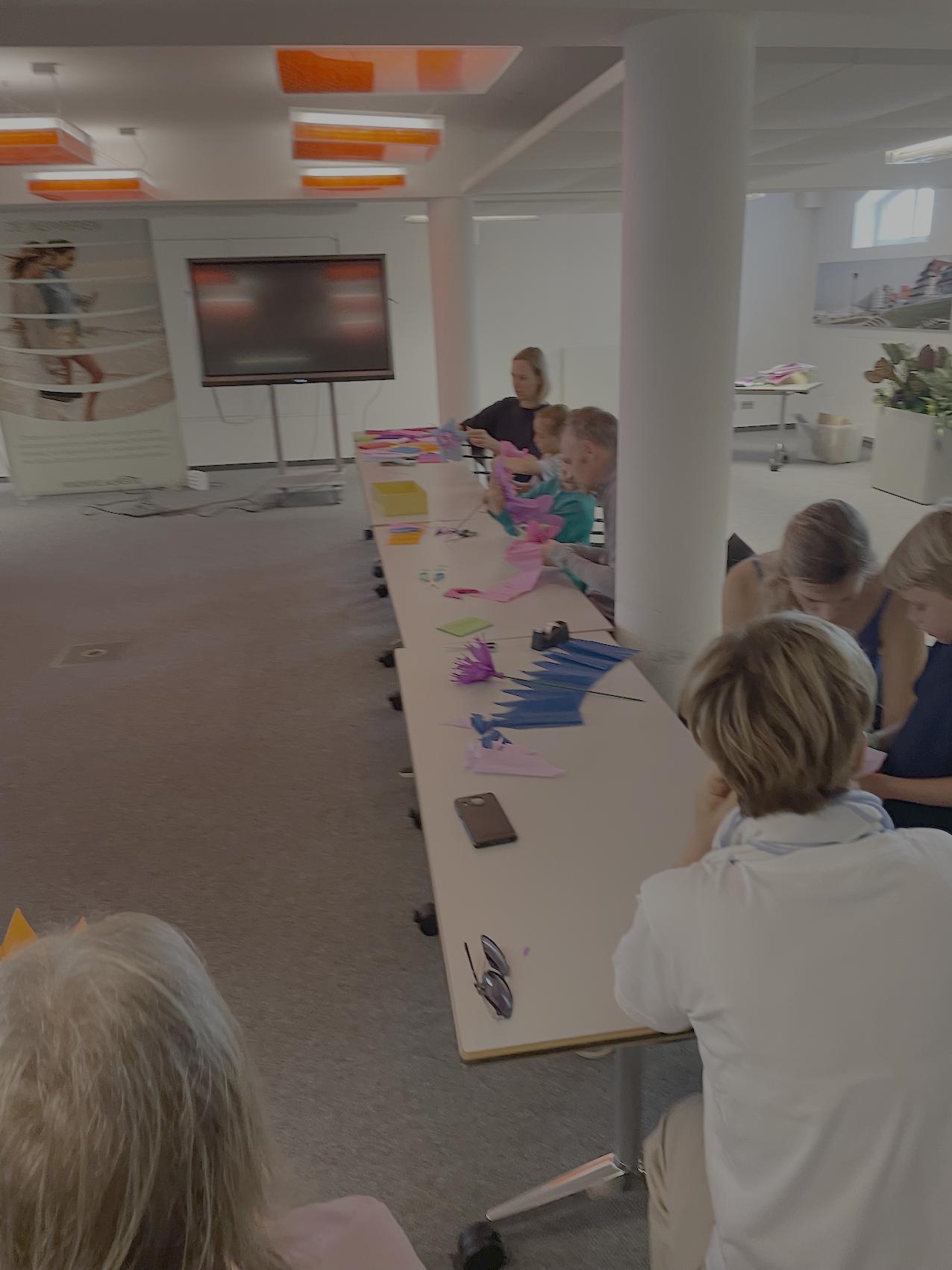 Bloemen aan het strand met Madame Crêpepapier - Foto