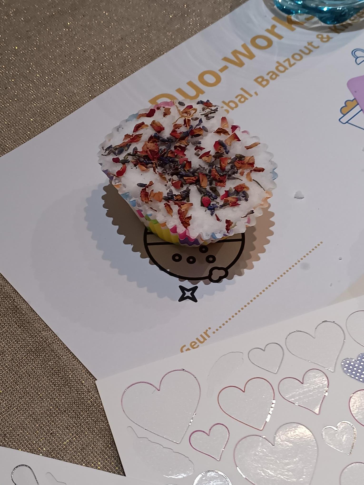 Bruisbal, kneedzeep en badzout maken met kinderen - Foto