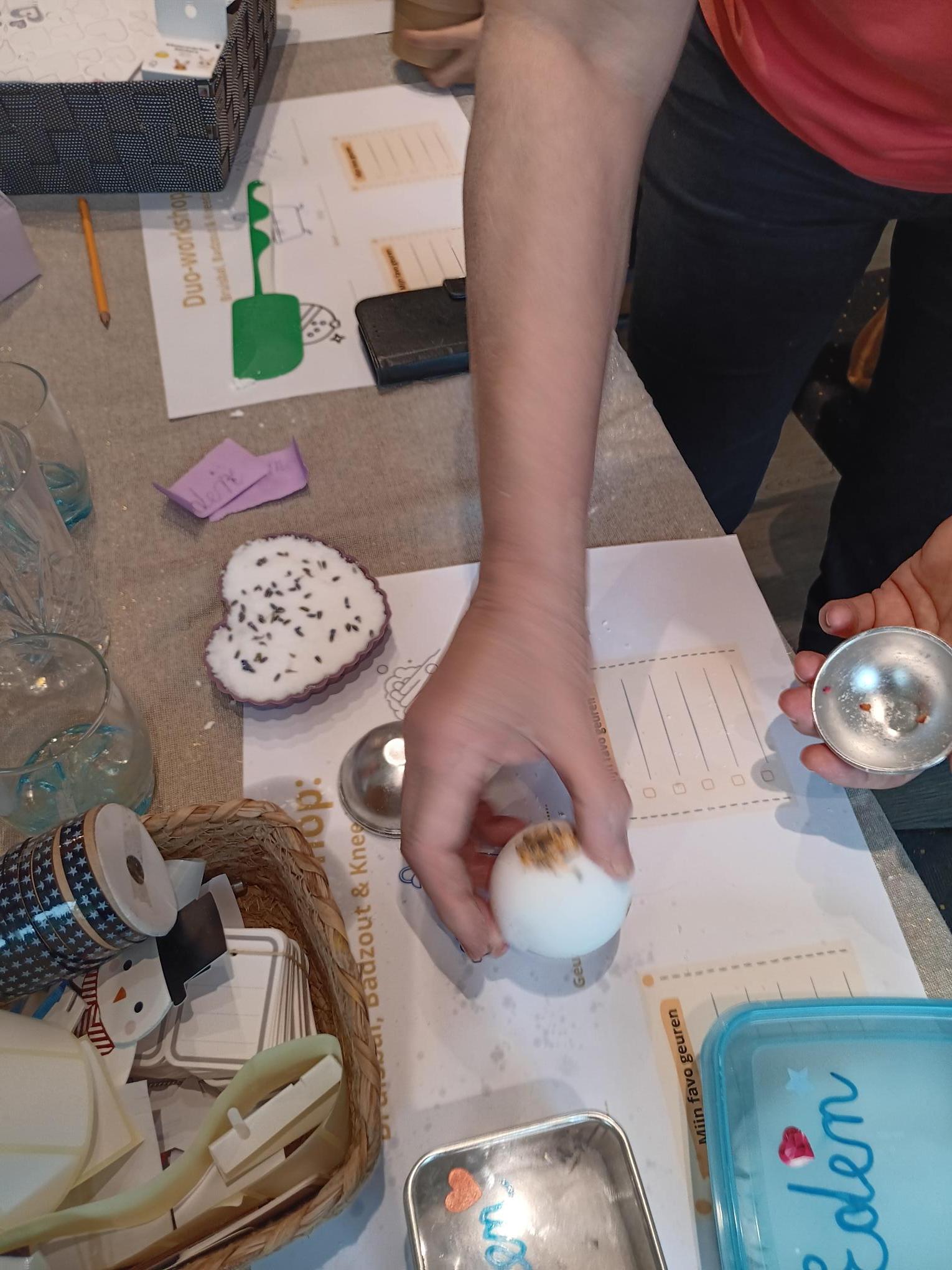 Bruisbal, kneedzeep en badzout maken met kinderen - Foto