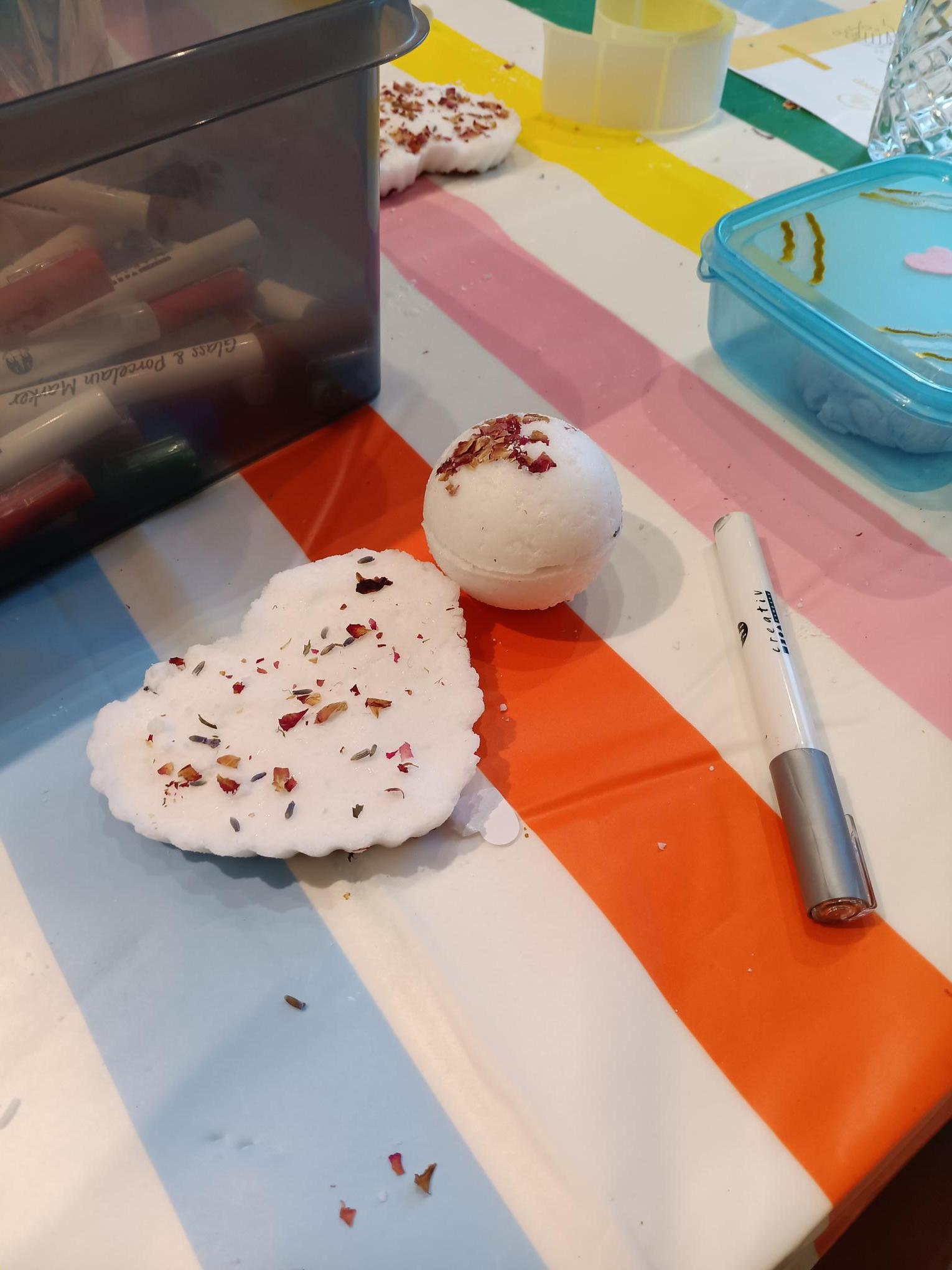 Bruisbal, kneedzeep en badzout maken met kinderen - Foto