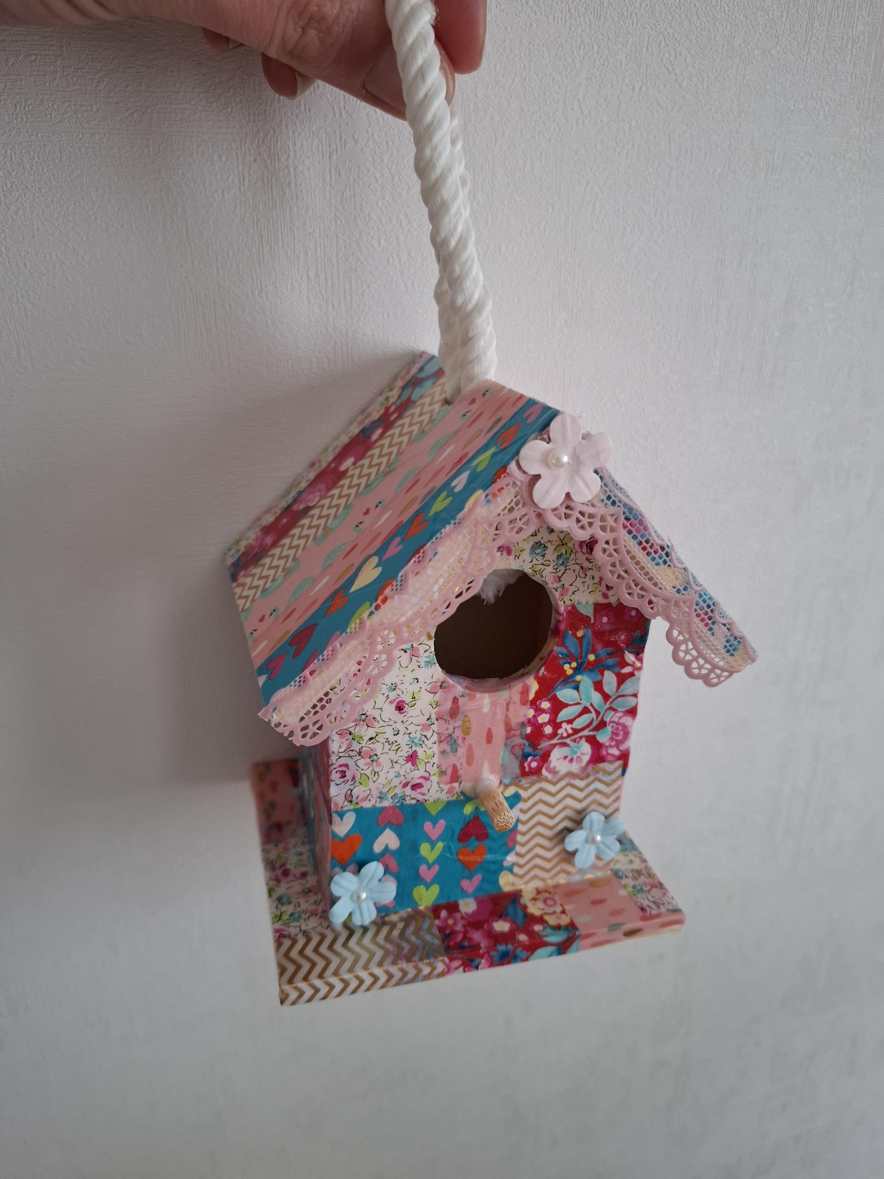 Versier je eigen vogelhuisje met decopatch - Foto