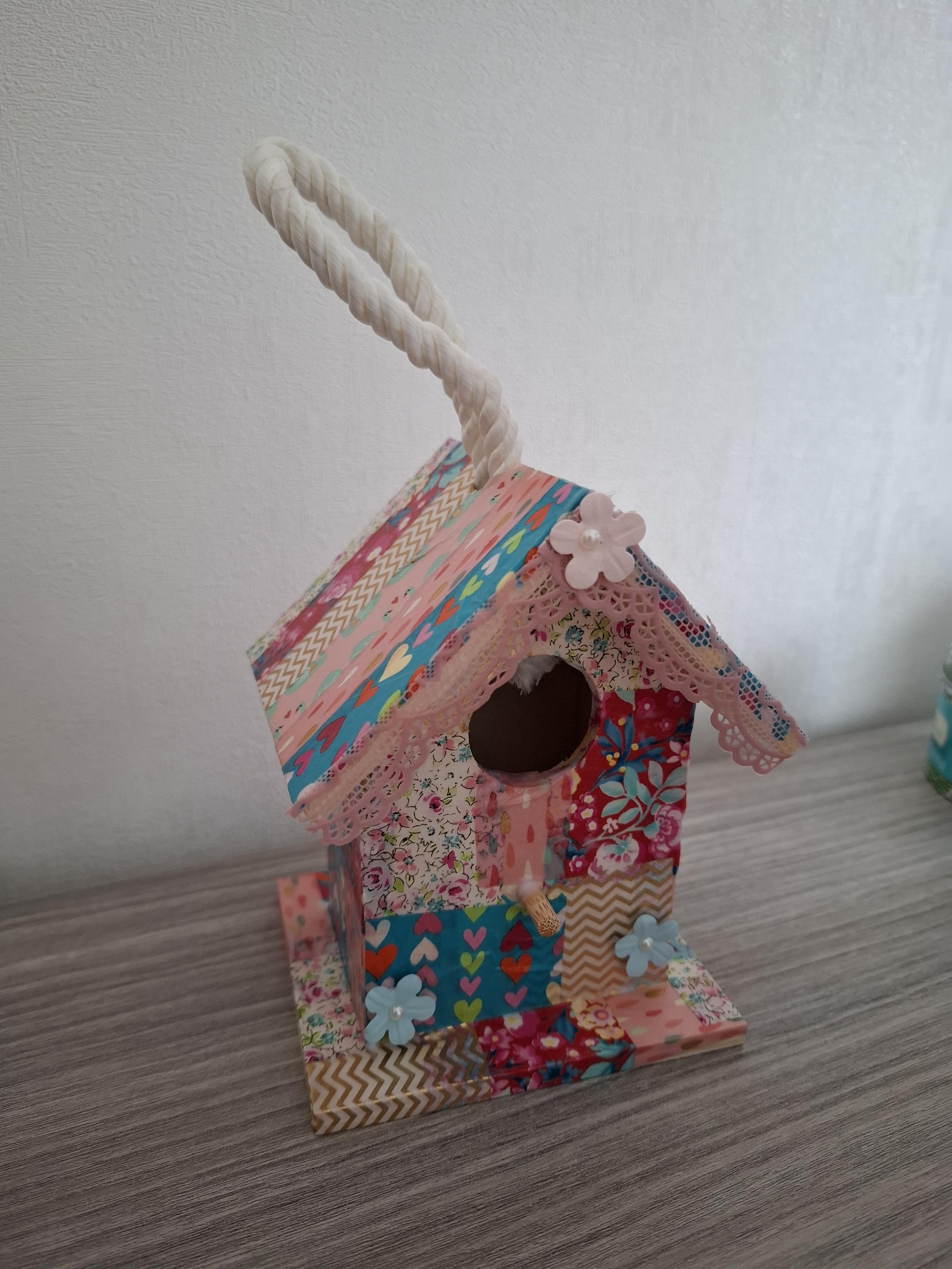 Versier je eigen vogelhuisje met decopatch - Foto