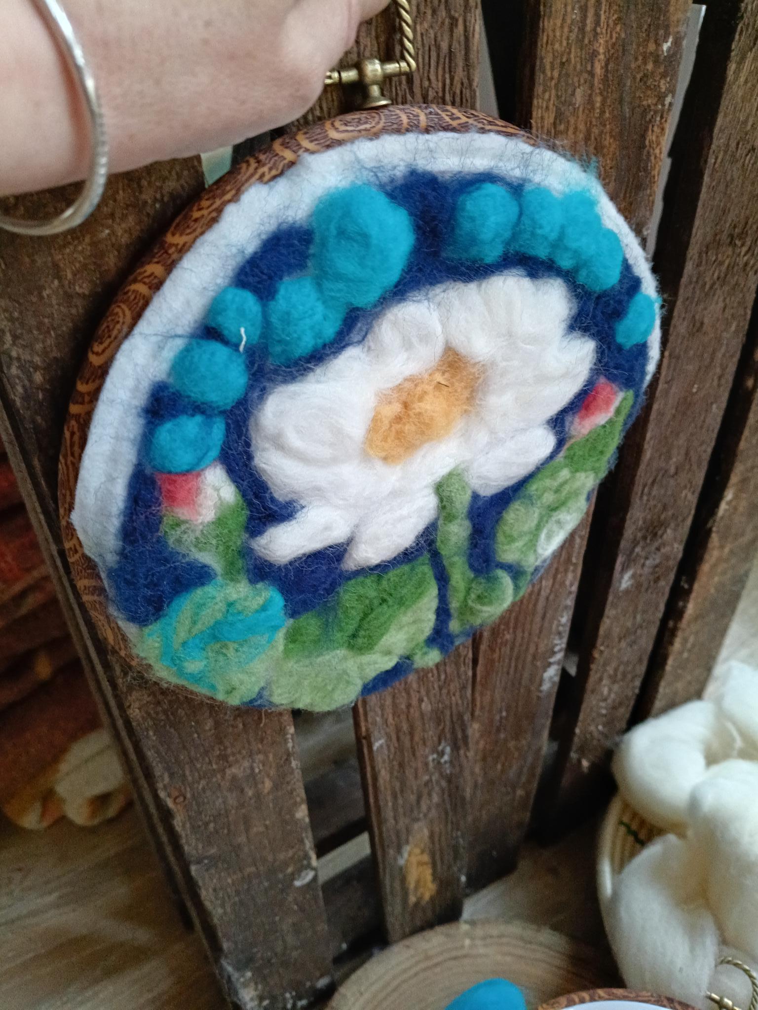 "Lotus Bloom DIY: Naaldviltkunst in een Borduurring"-DIY kit - Foto