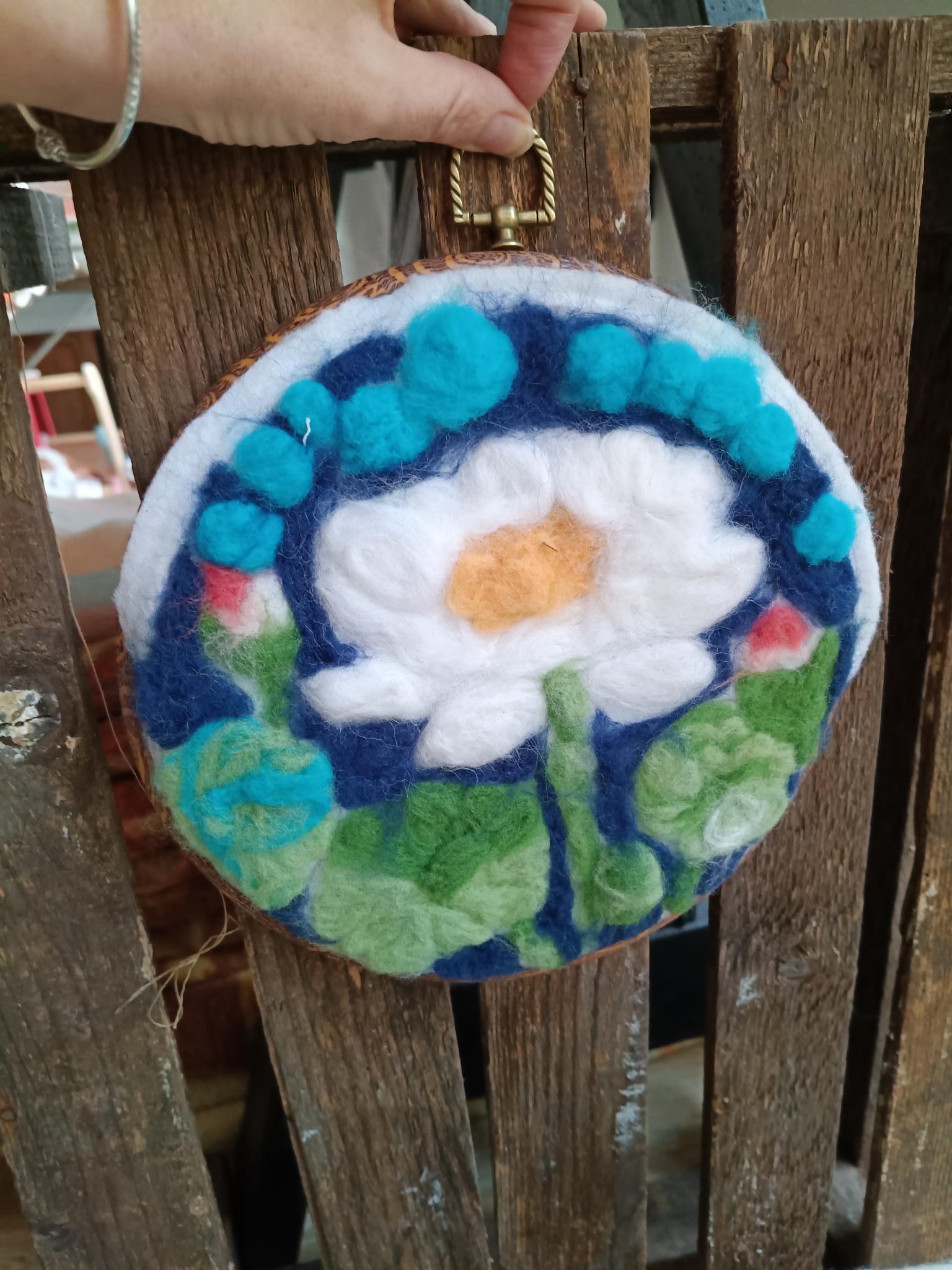 "Lotus Bloom DIY: Naaldviltkunst in een Borduurring"-DIY kit - Foto