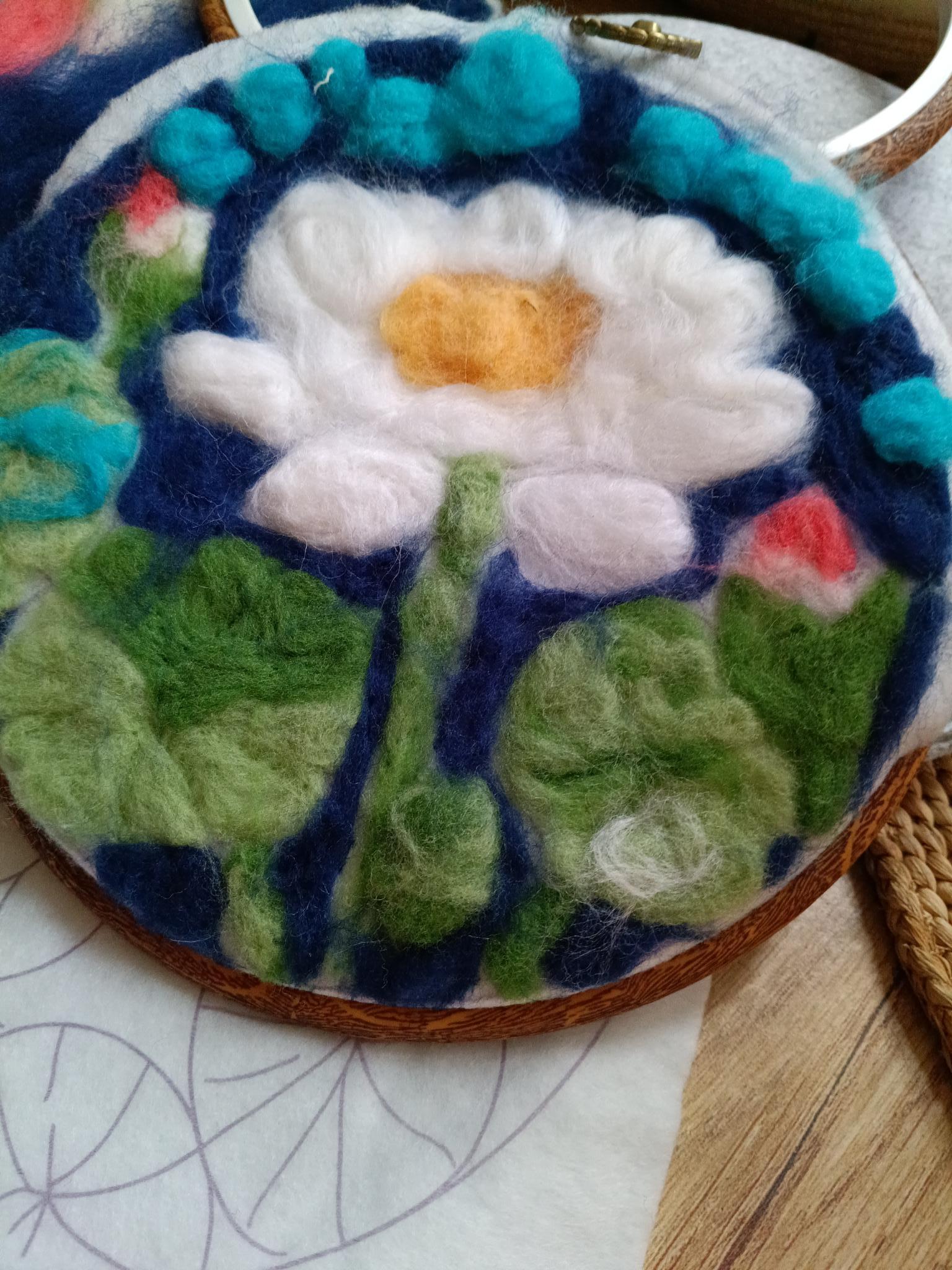 "Lotus Bloom DIY: Naaldviltkunst in een Borduurring"-DIY kit - Foto