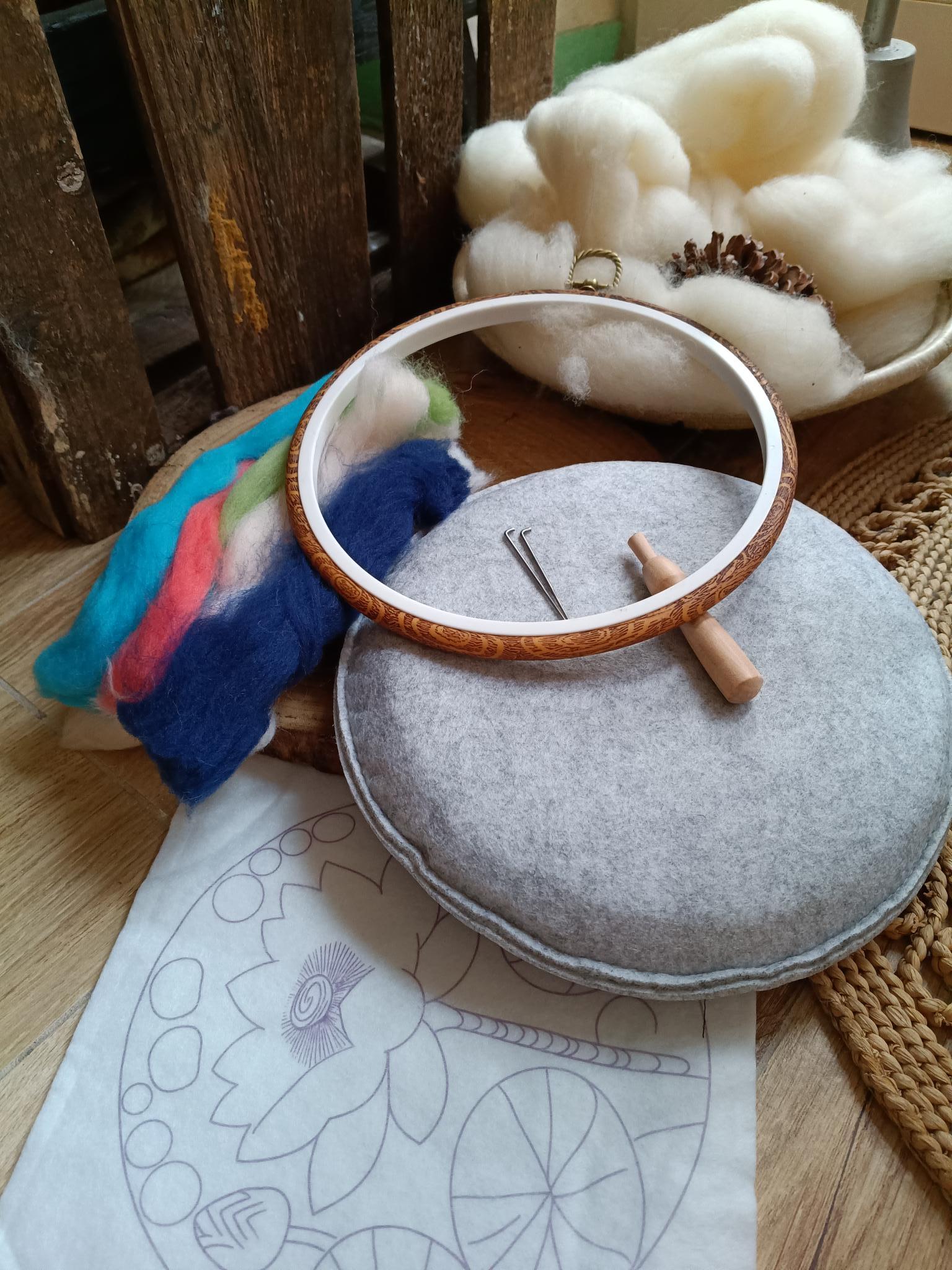 "Lotus Bloom DIY: Naaldviltkunst in een Borduurring"-DIY kit - Foto