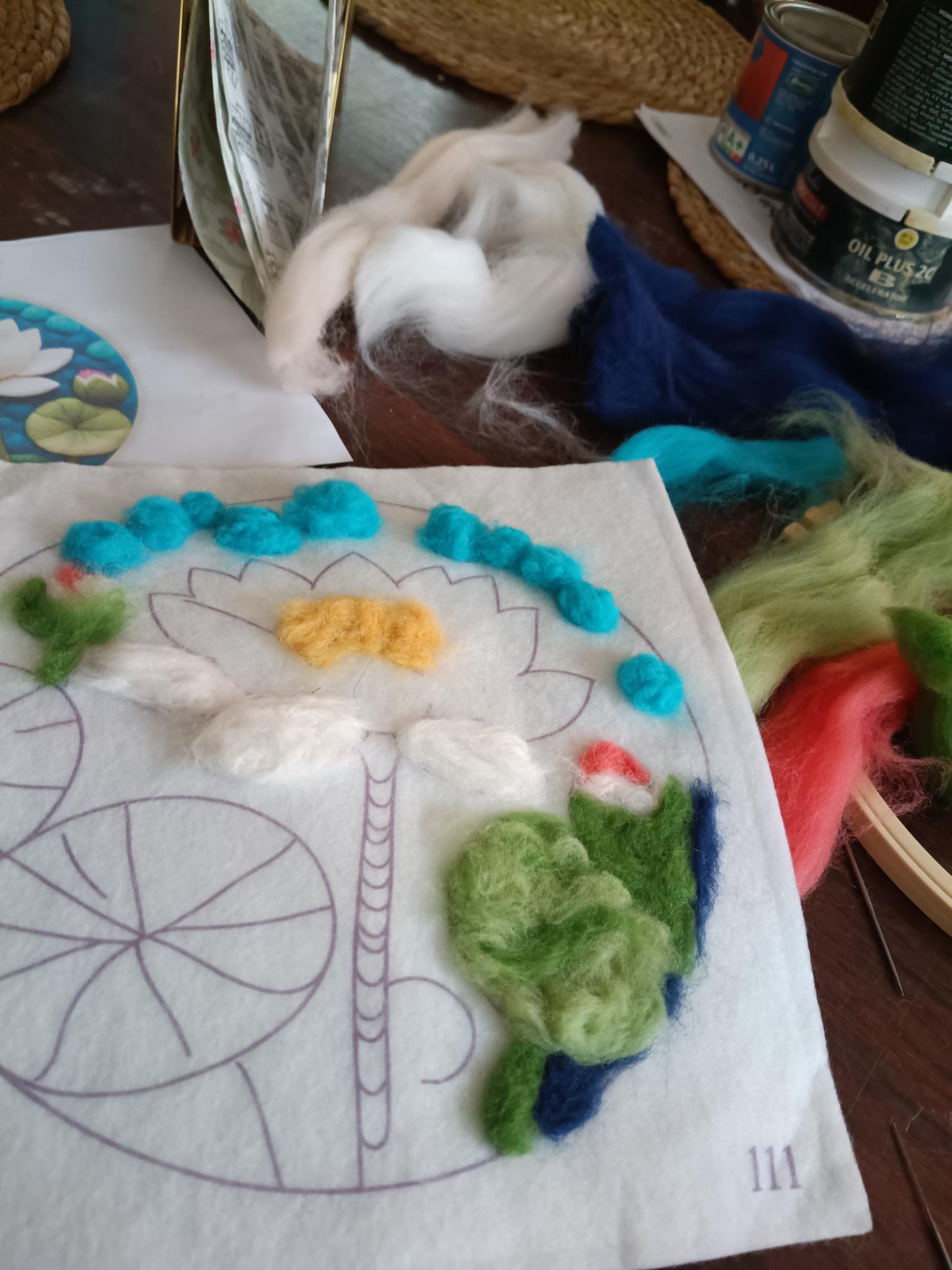 "Lotus Bloom DIY: Naaldviltkunst in een Borduurring"-DIY kit - Foto