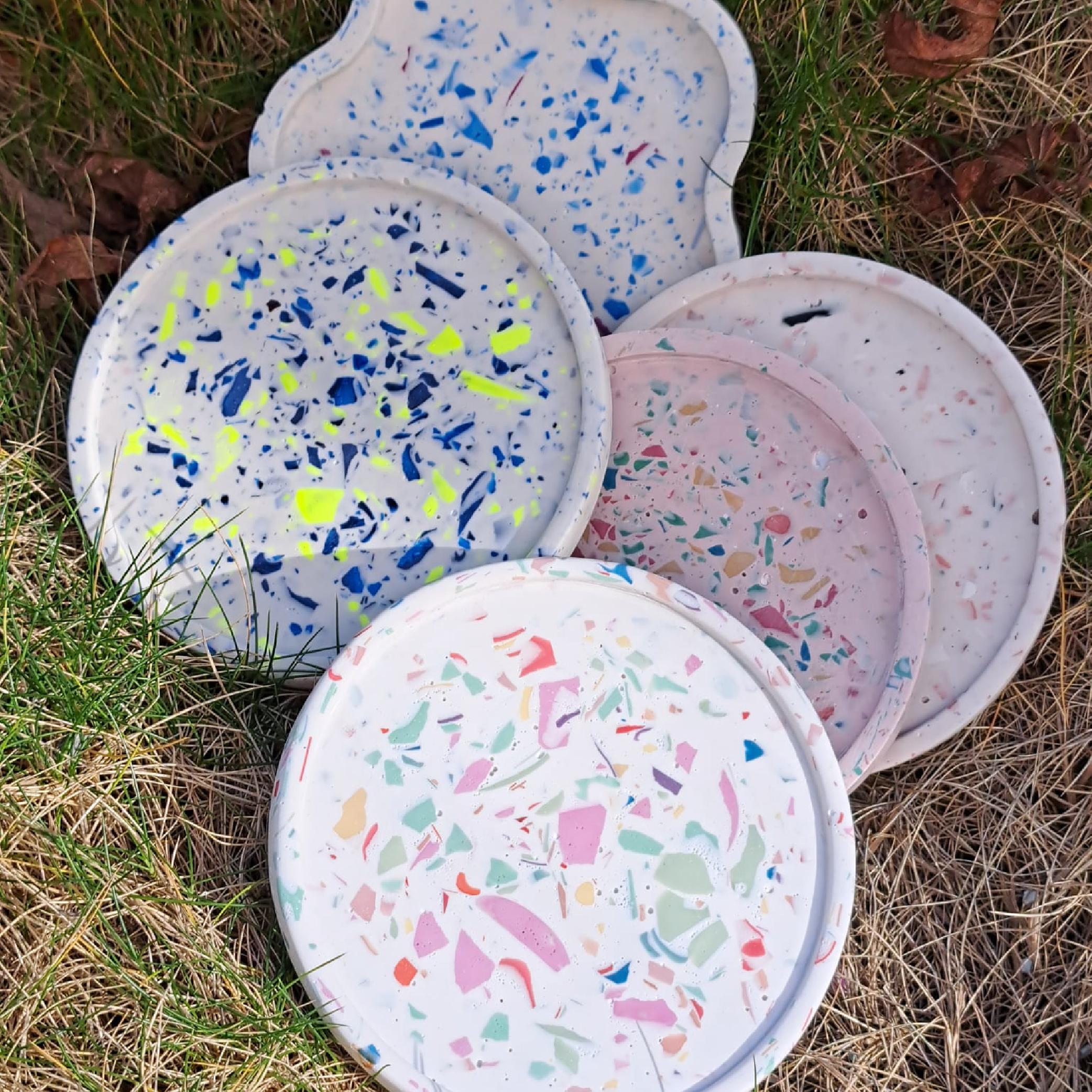 Korte terrazzo workshop voor middelgrote groepen – Maak je eigen terrazzo coasters in 1,5u à 2u - Foto