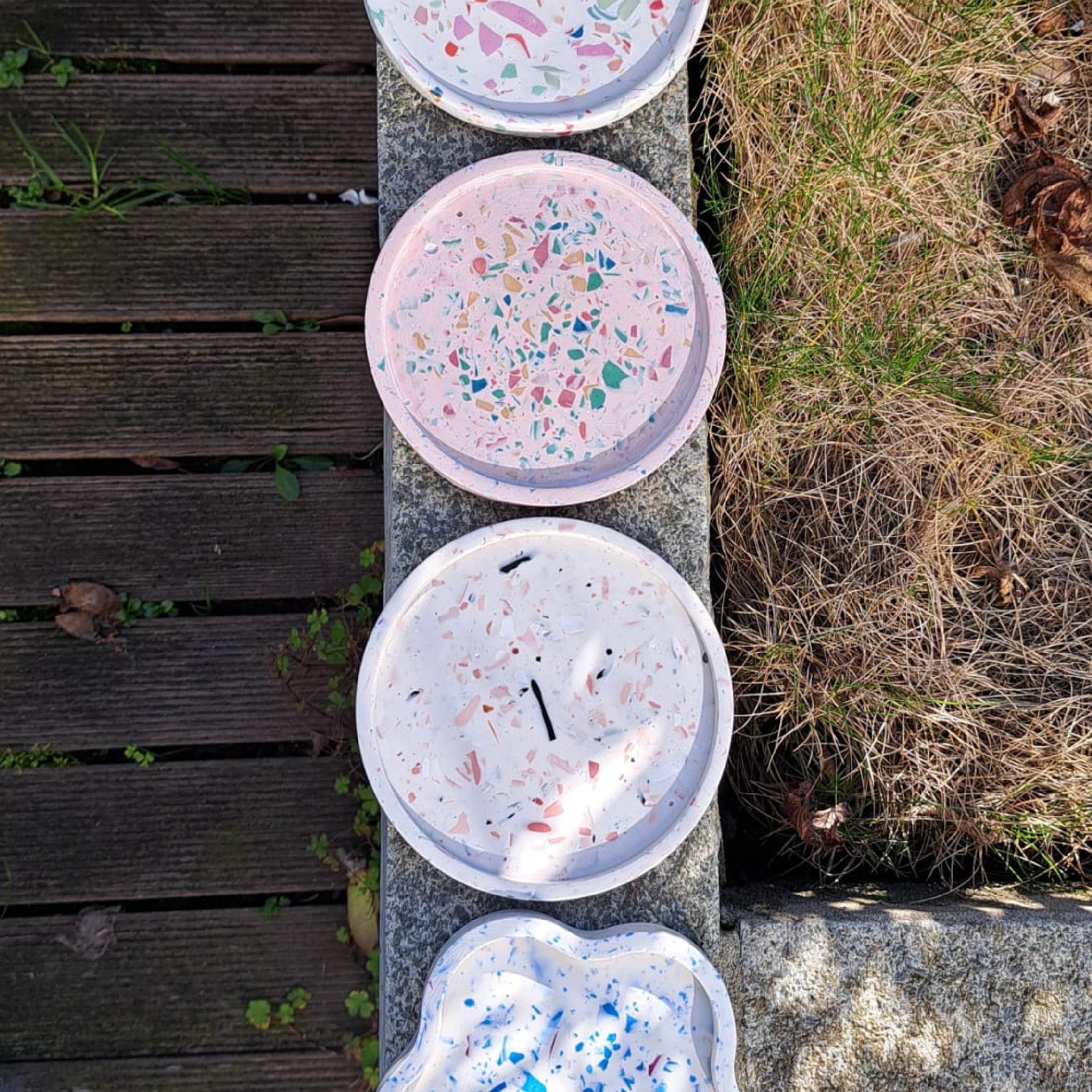 Korte terrazzo workshop voor middelgrote groepen – Maak je eigen terrazzo coasters in 1,5u à 2u - Foto