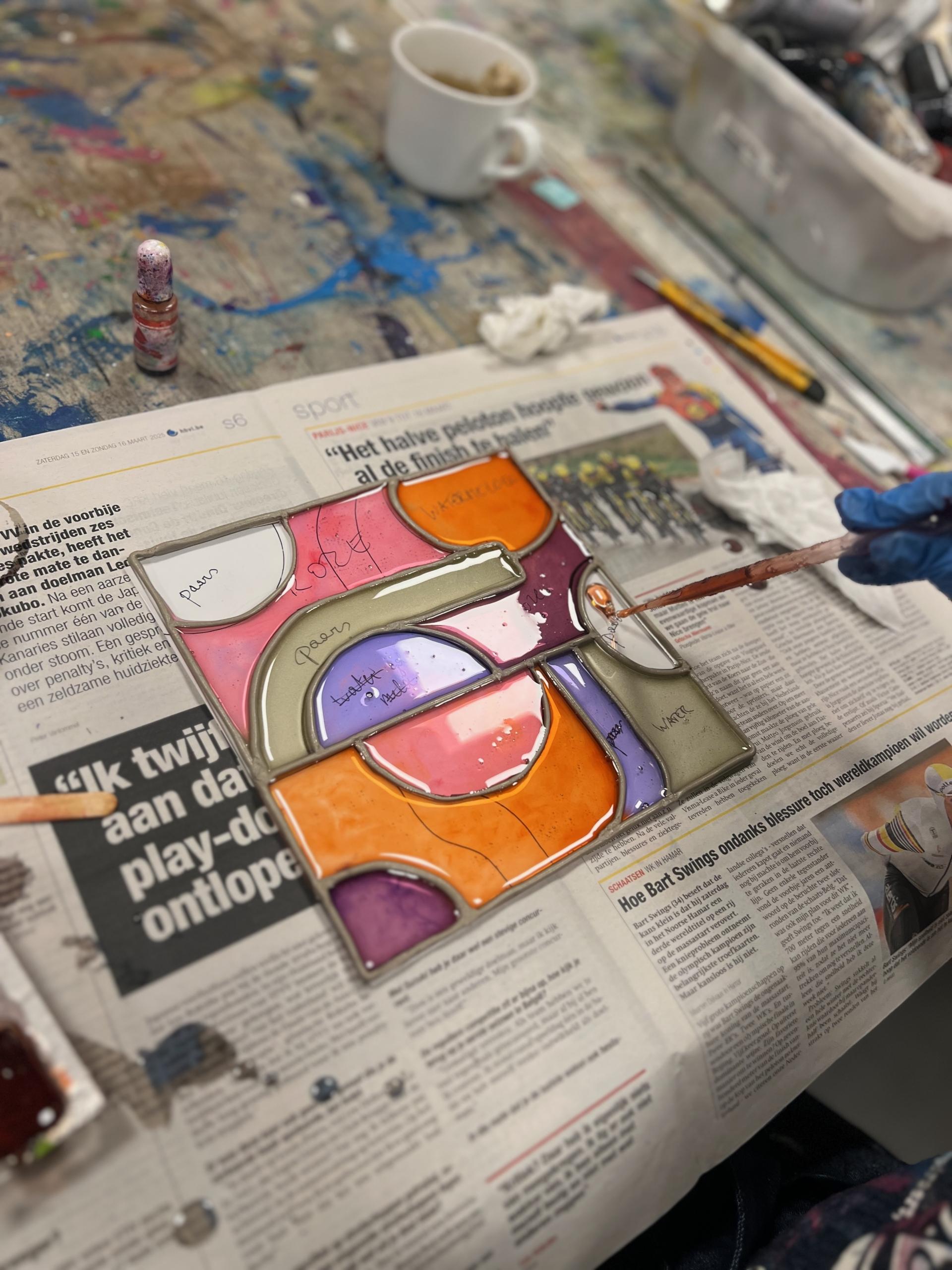 Epoxy/resin art: glasraam– spel van kleur en licht maart - Foto