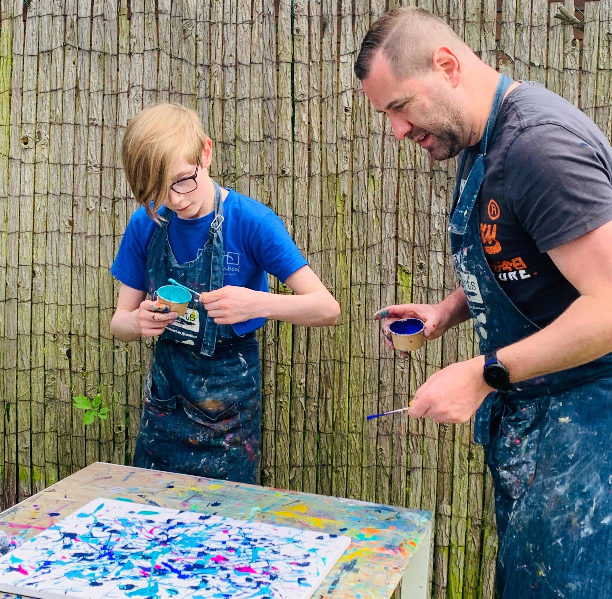 Acryl: action painting ouder-kind - Foto