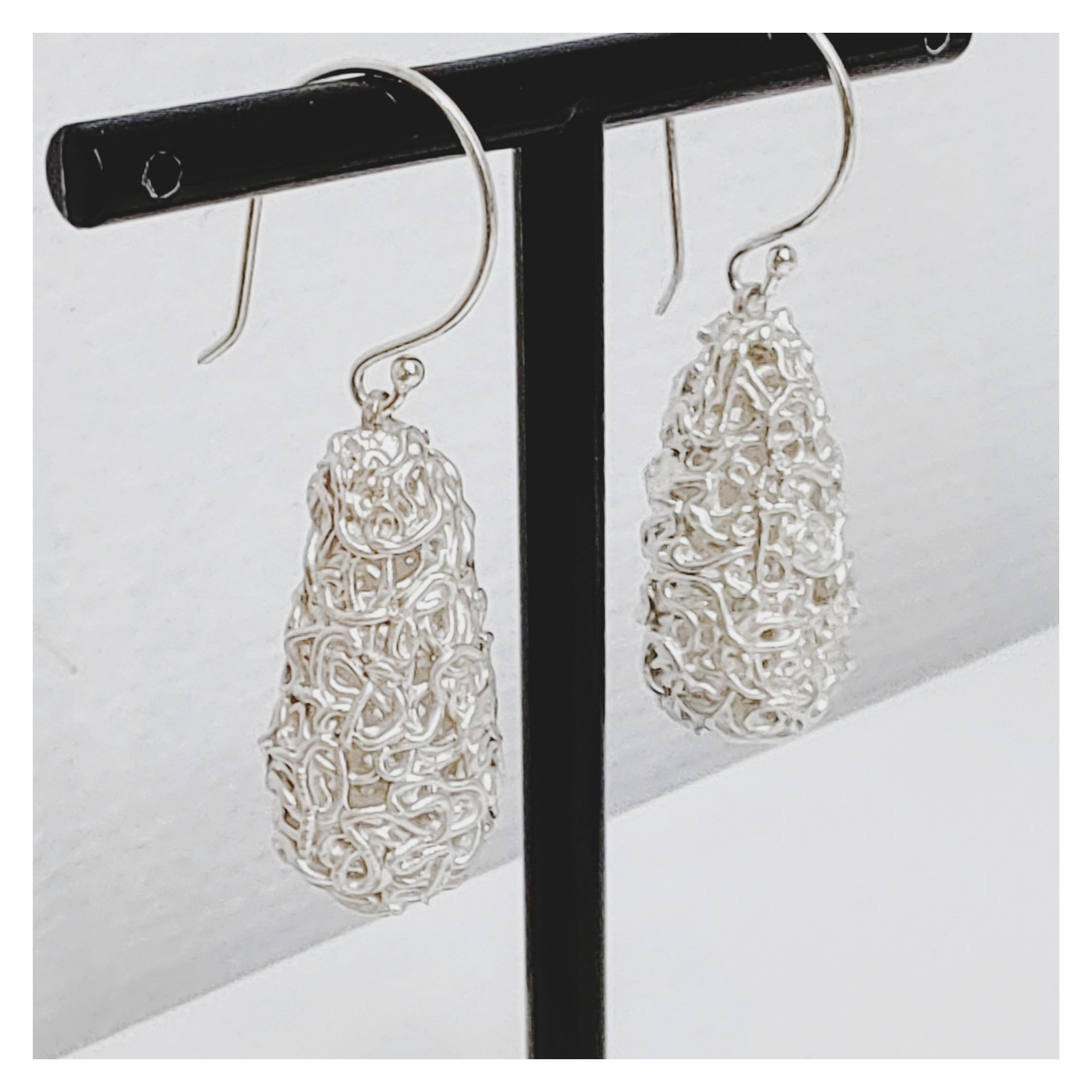 Workshop hanger of oorbellen in zilverklei: holle vorm en bladvorm - Foto