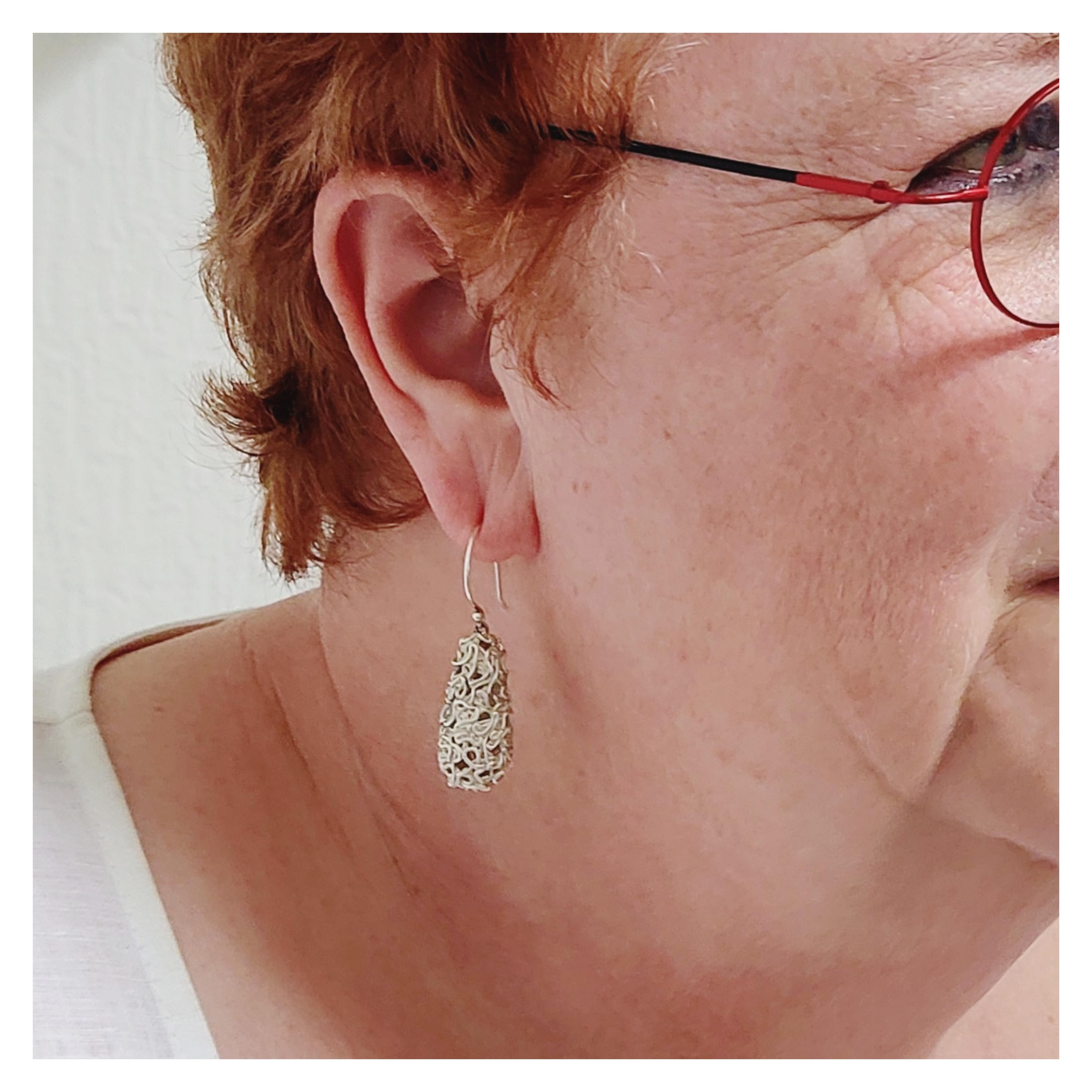 Workshop hanger of oorbellen in zilverklei: holle vorm en bladvorm - Foto