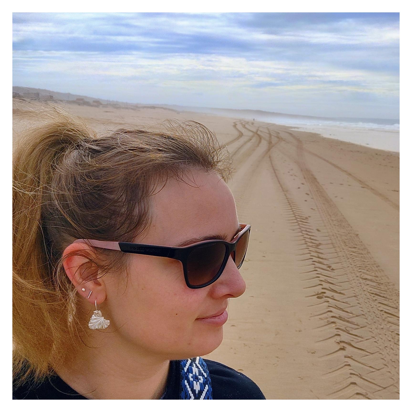 Workshop hanger of oorbellen in zilverklei: holle vorm en bladvorm - Foto