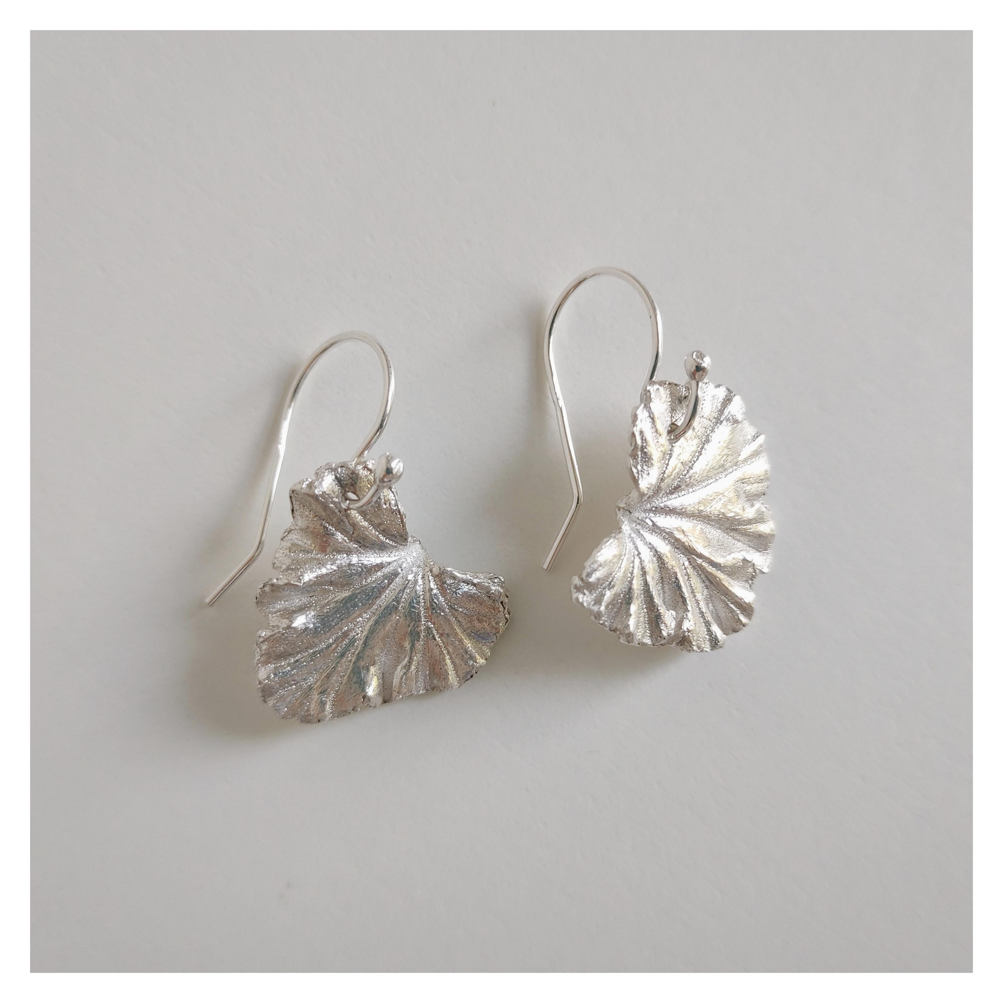 Workshop hanger of oorbellen in zilverklei: holle vorm en bladvorm - Foto