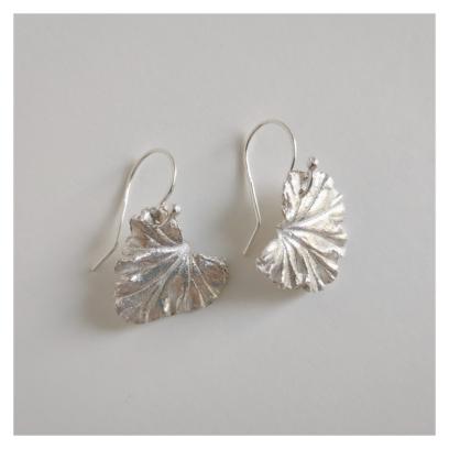 Workshop hanger of oorbellen in zilverklei: holle vorm en bladvorm