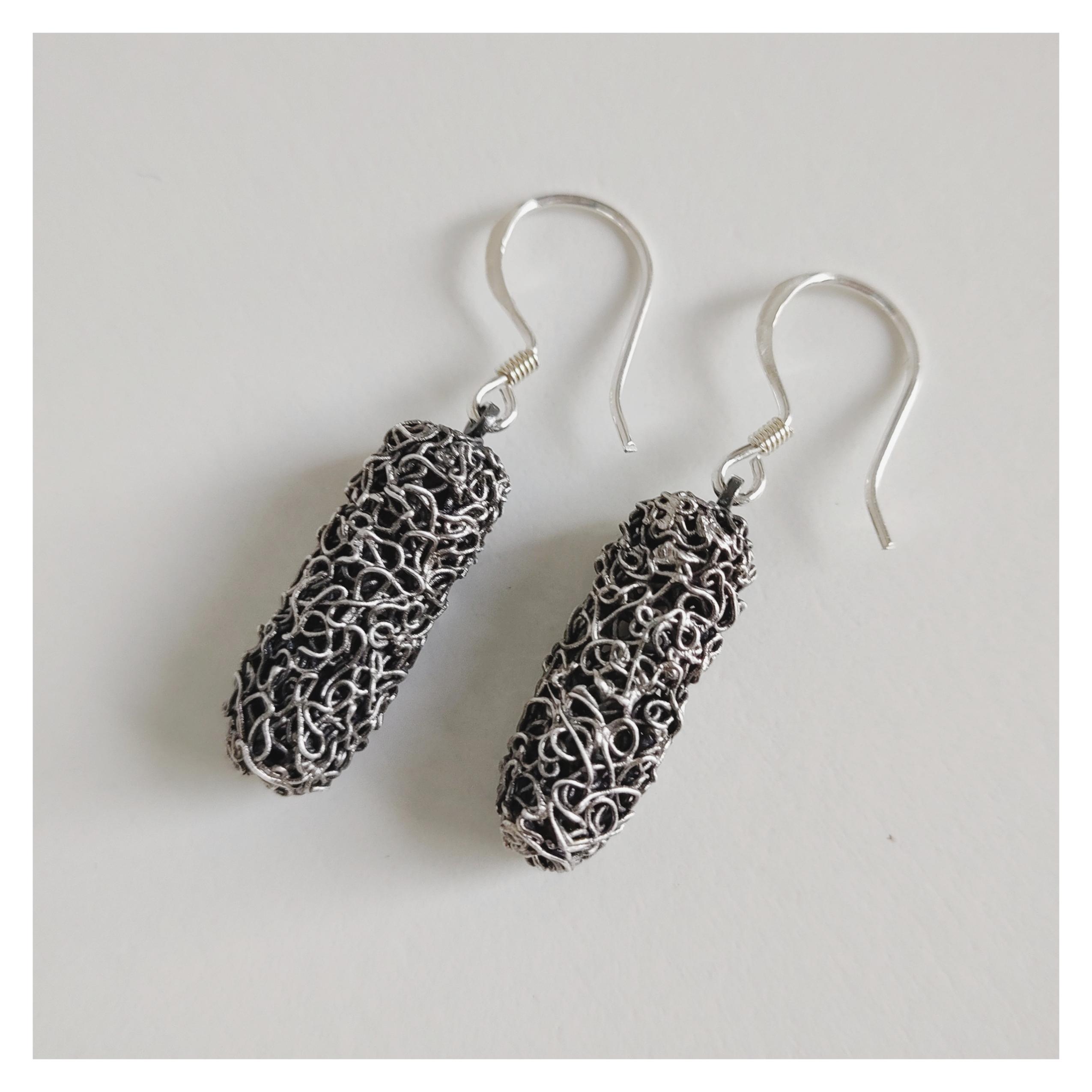 Workshop hanger of oorbellen in zilverklei: holle vorm en bladvorm - Foto