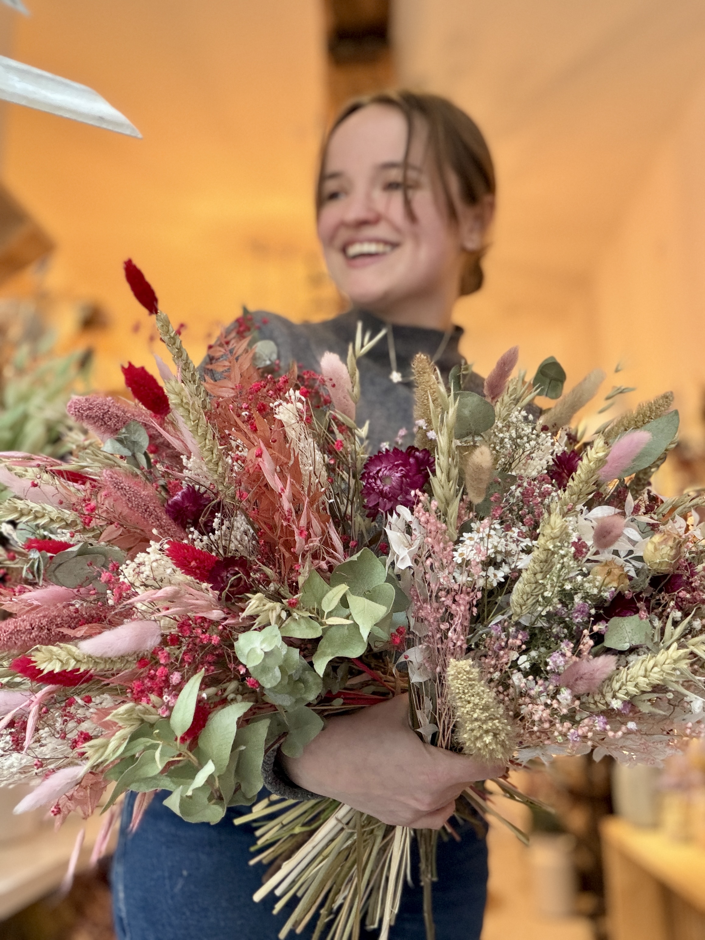 Vier de lente met een boeket van droogbloemen