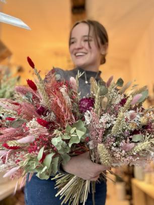 Vier de lente met een boeket van droogbloemen