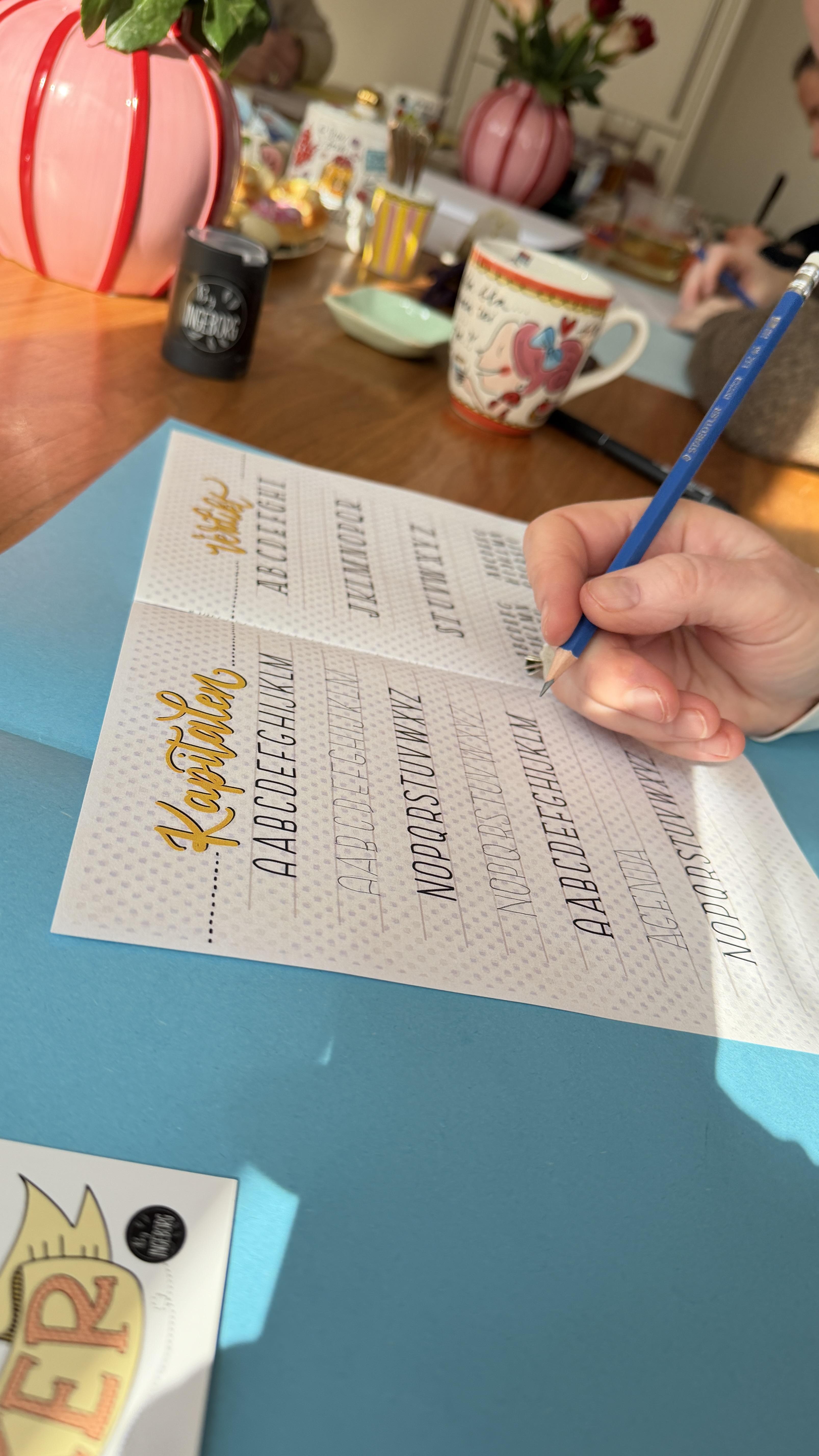 Workshop Handlettering op servies: Zet het op een bordje! - Foto