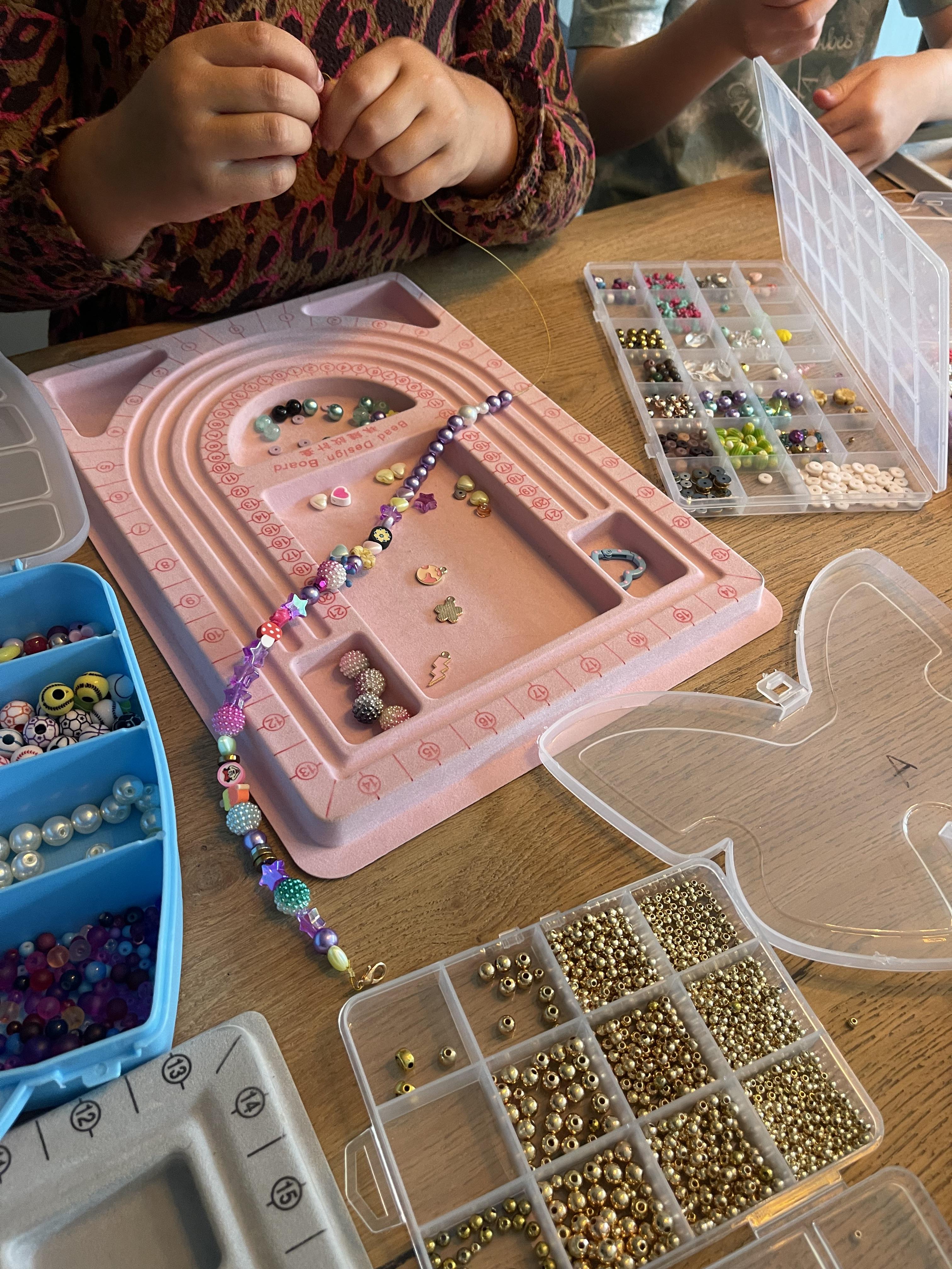 Kinderfeestje sieraden maken - Foto