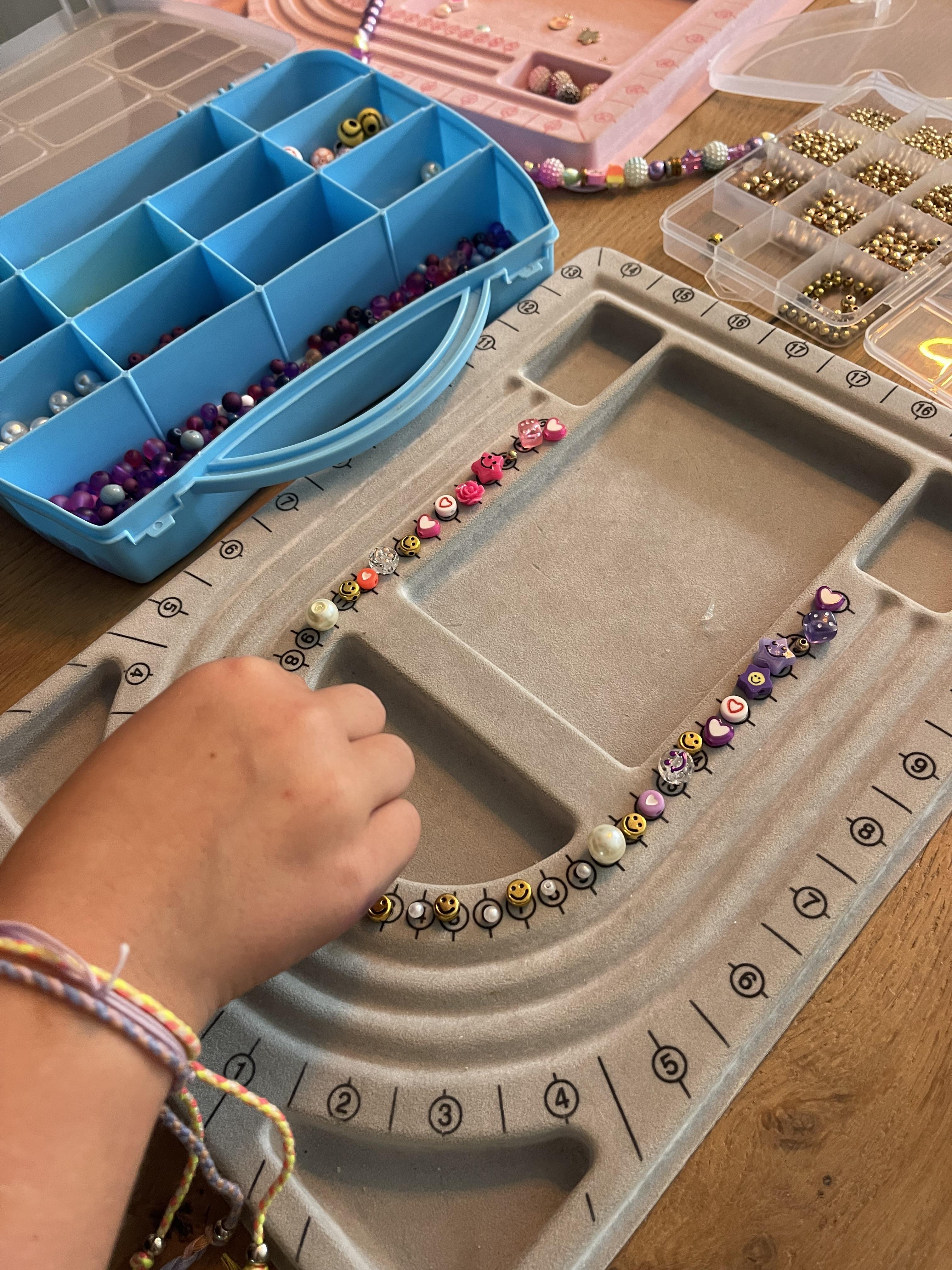 Kinderfeestje sieraden maken - Foto