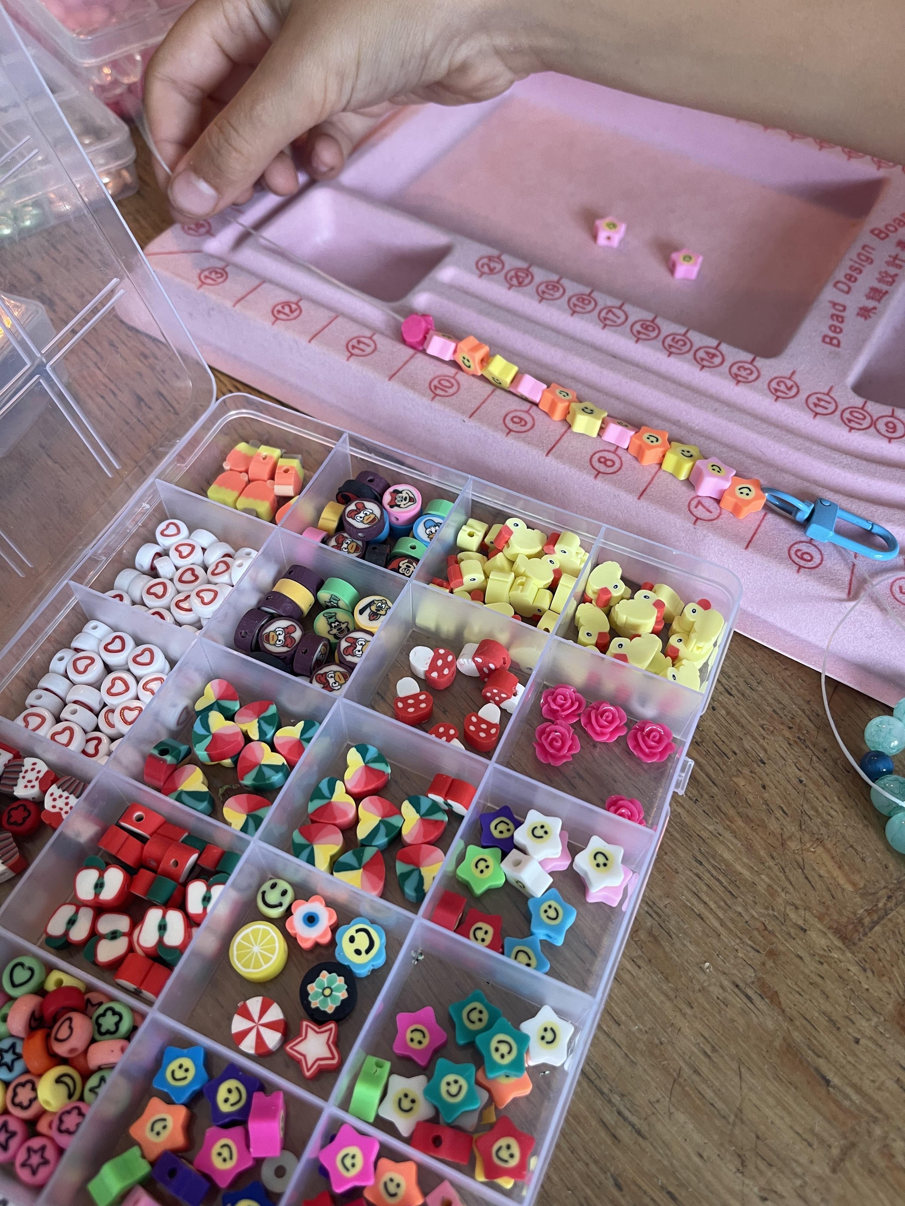 Kinderfeestje sieraden maken - Foto