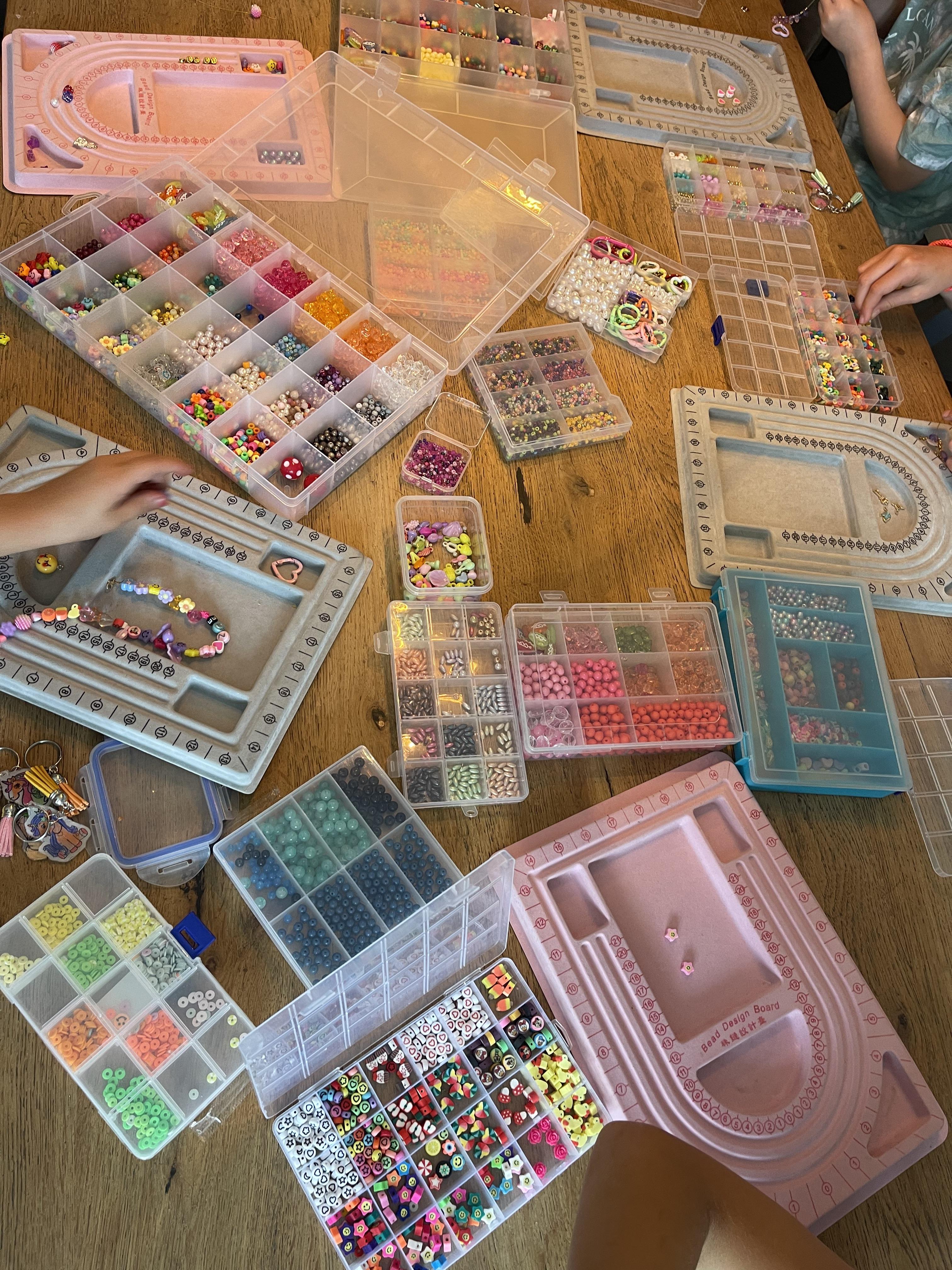 Kinderfeestje sieraden maken - Foto