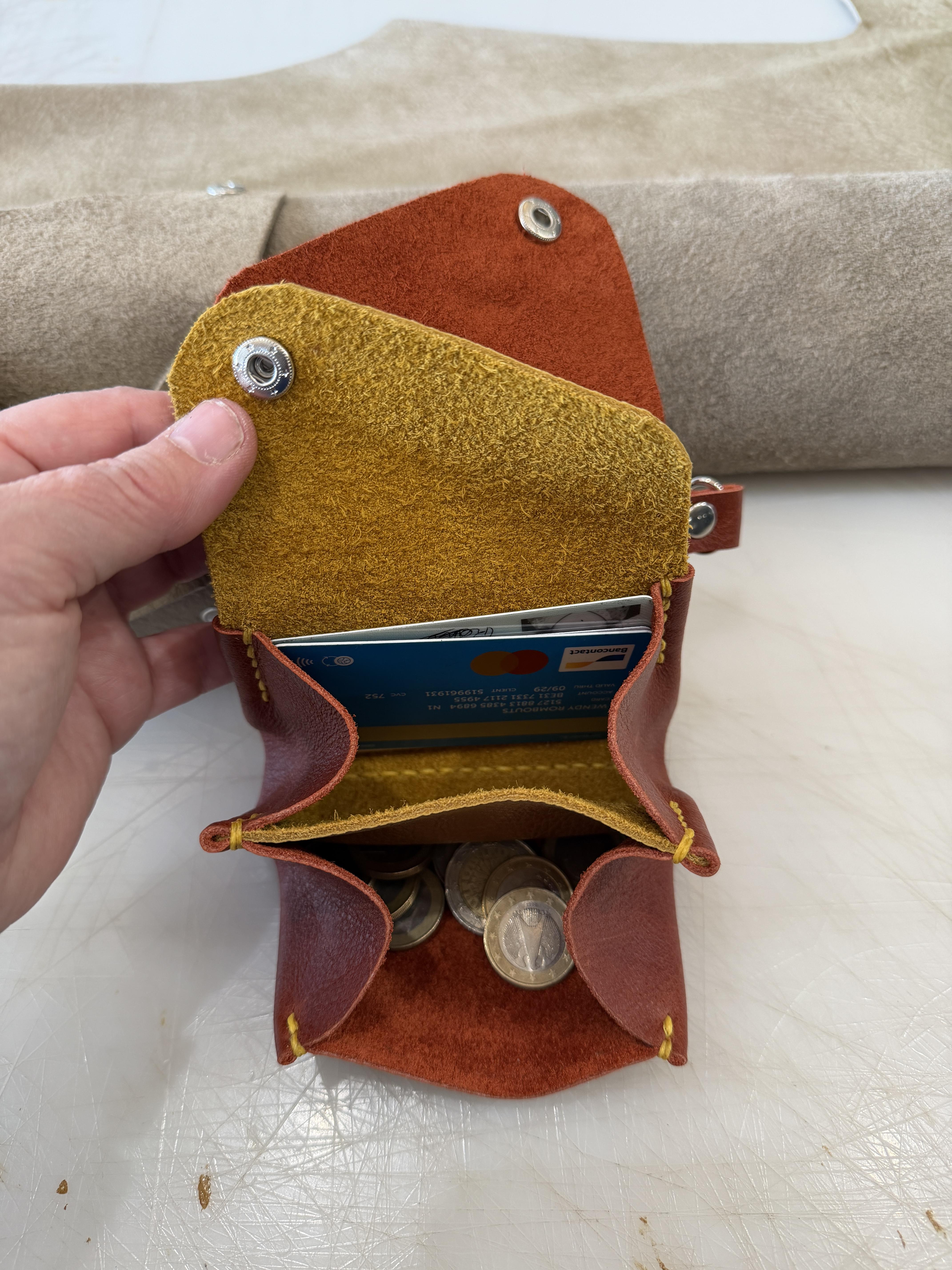 Lederen portemonnee met de hand stikken - Foto