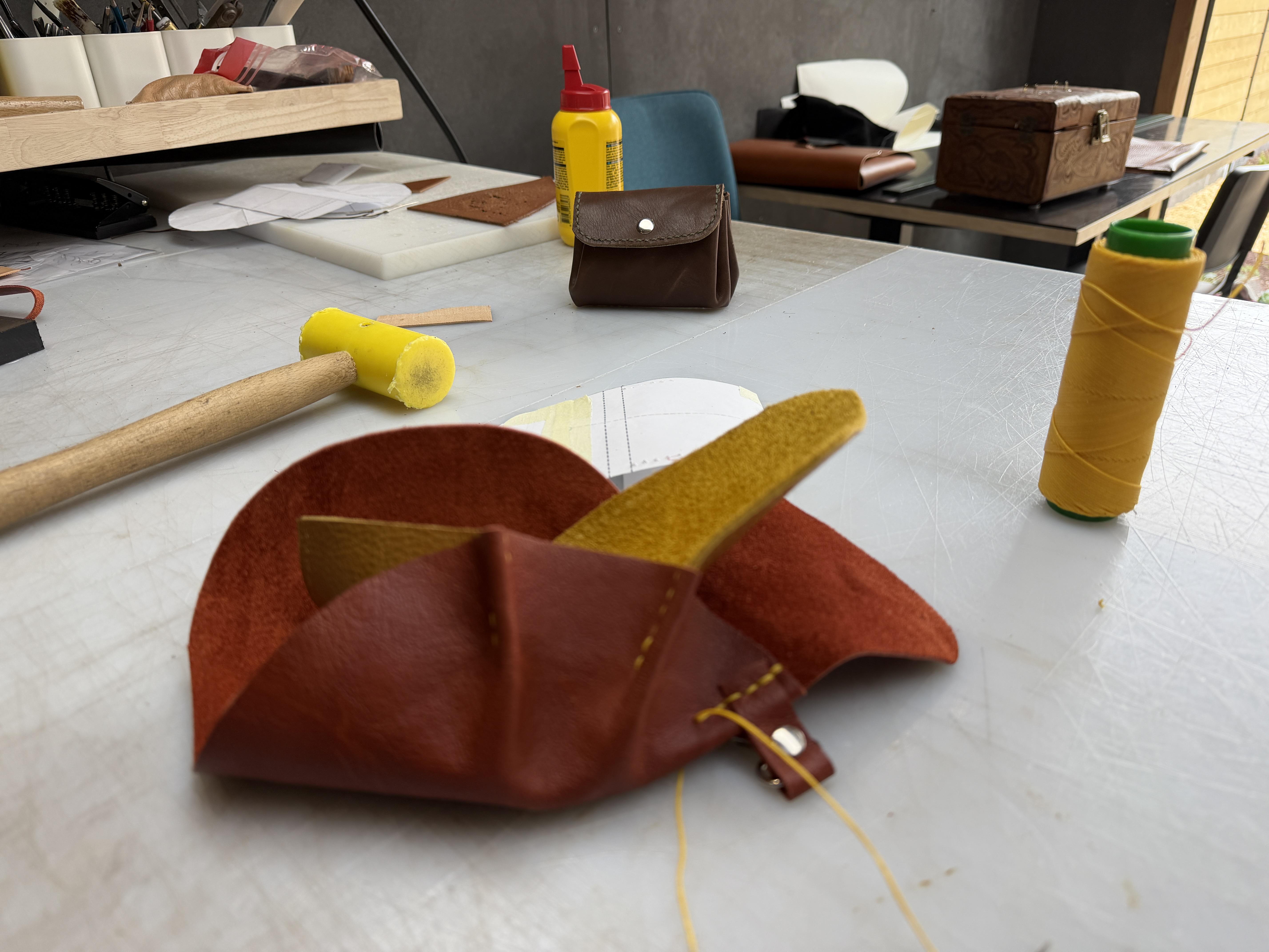 Lederen portemonnee met de hand stikken - Foto