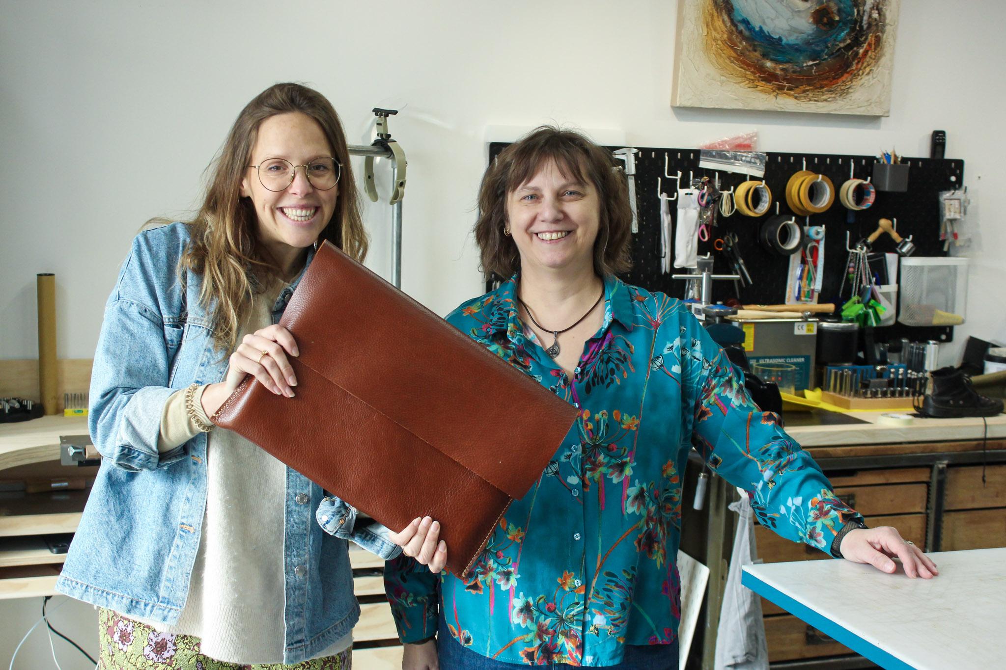 Lederbewerking: ambachtelijke laptopsleeve op maat - Foto