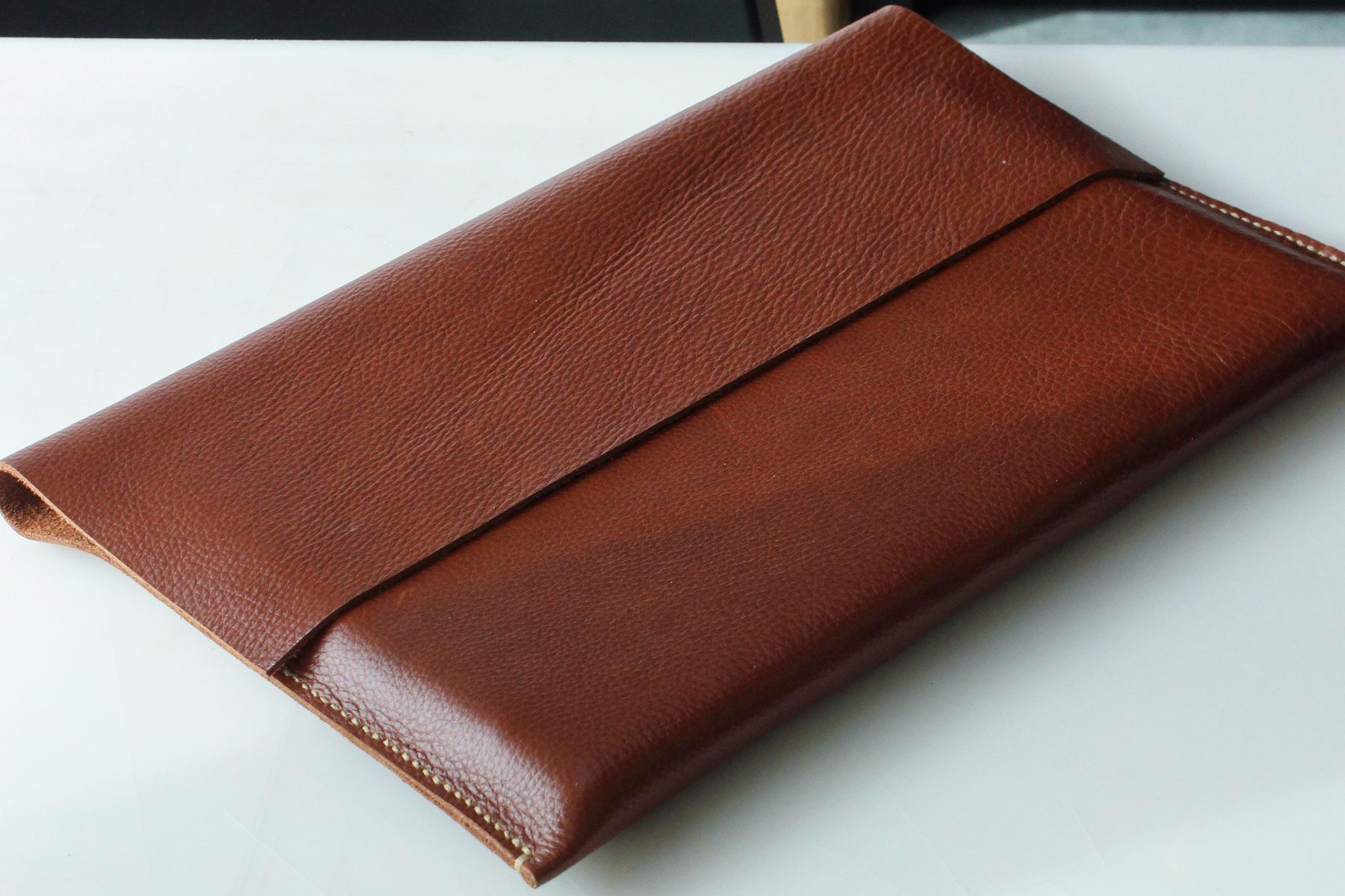 Lederbewerking: ambachtelijke laptopsleeve op maat - Foto