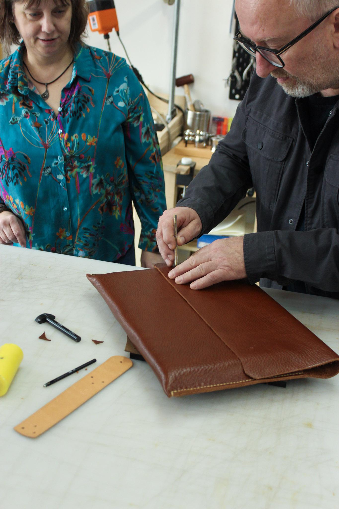 Lederbewerking: ambachtelijke laptopsleeve op maat - Foto