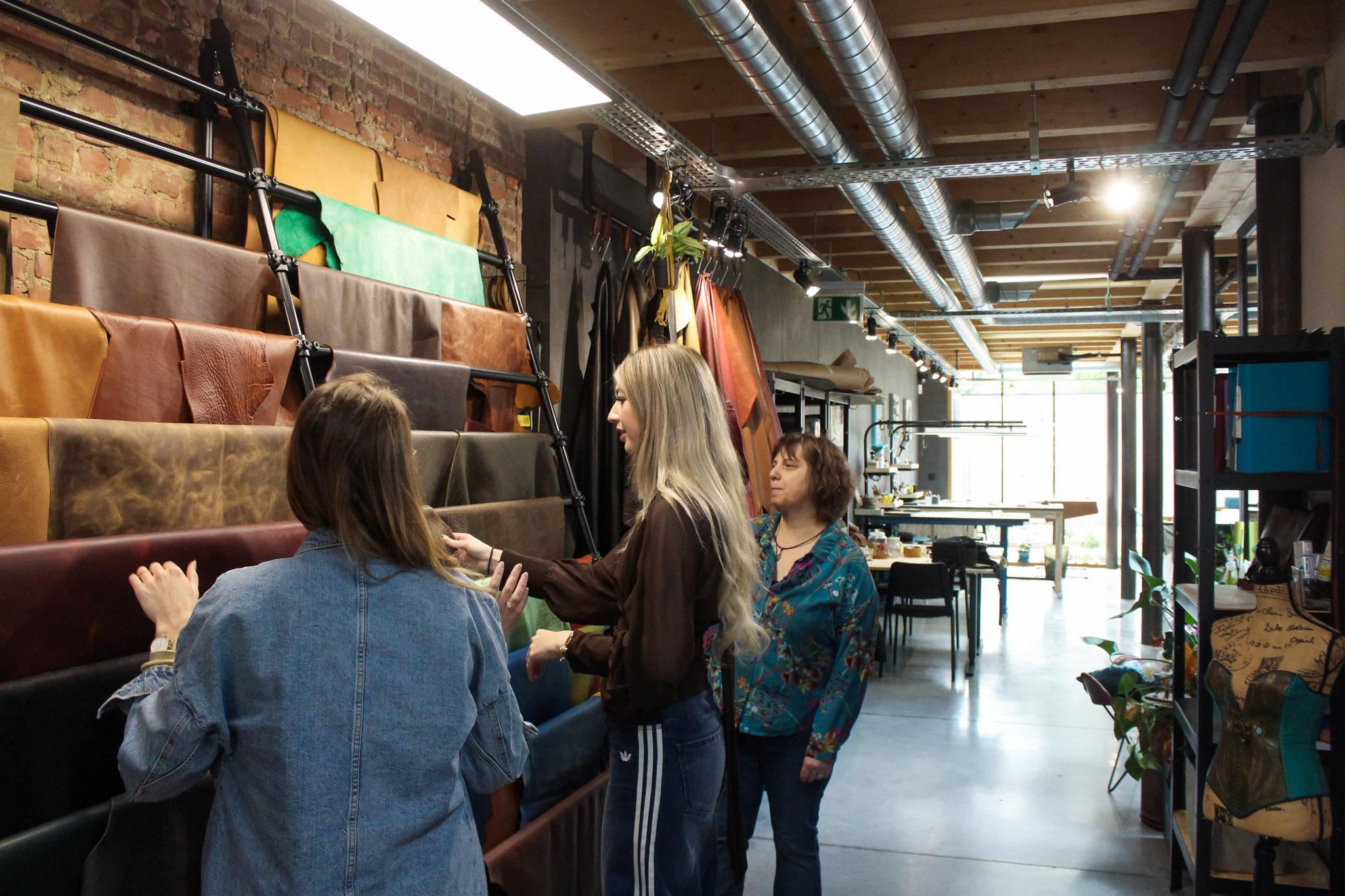 Lederbewerking: ambachtelijke laptopsleeve op maat - Foto