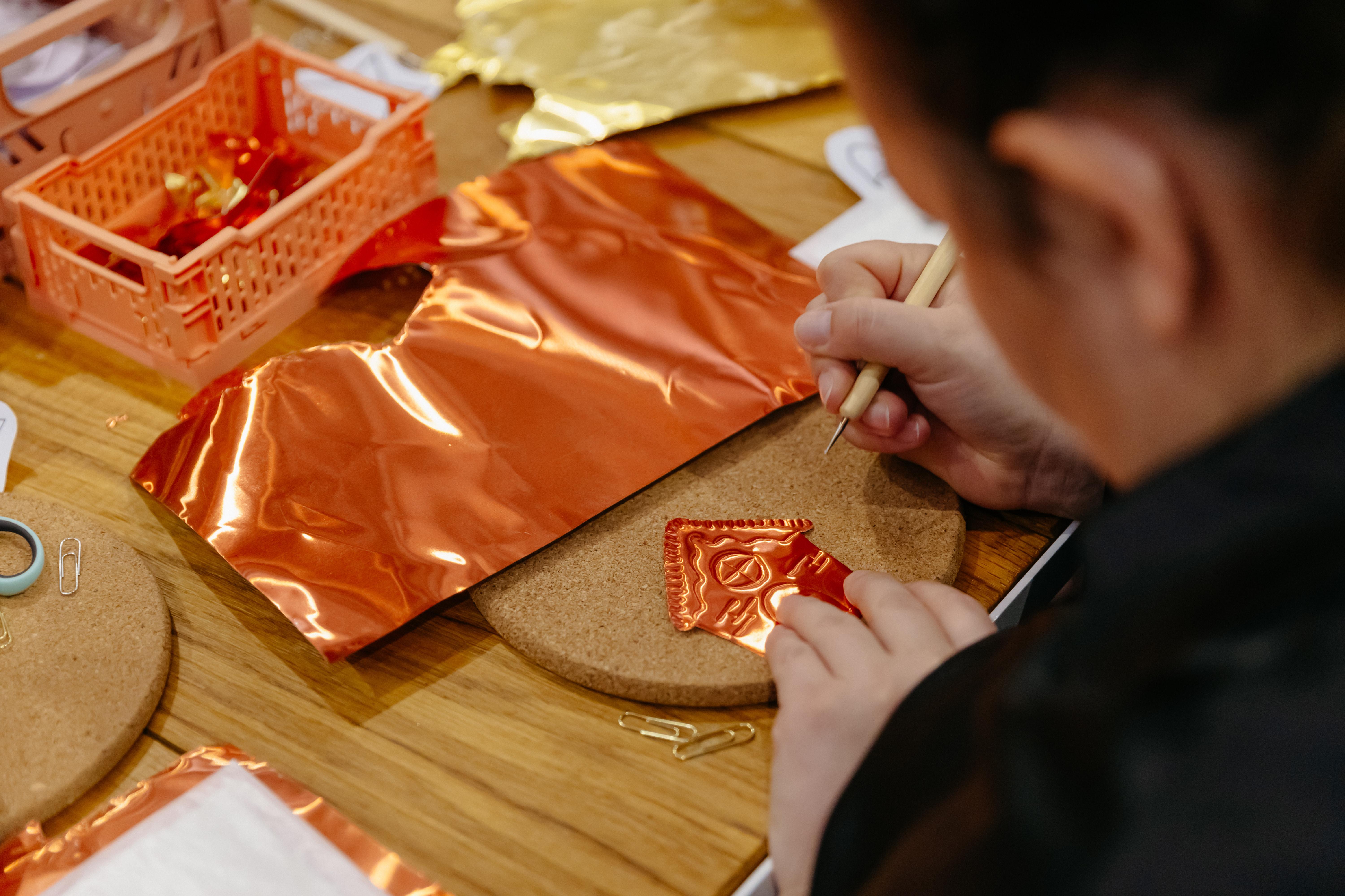 Metaalfolie kunstwerk met embossing techniek - Inloopworkshop - Foto