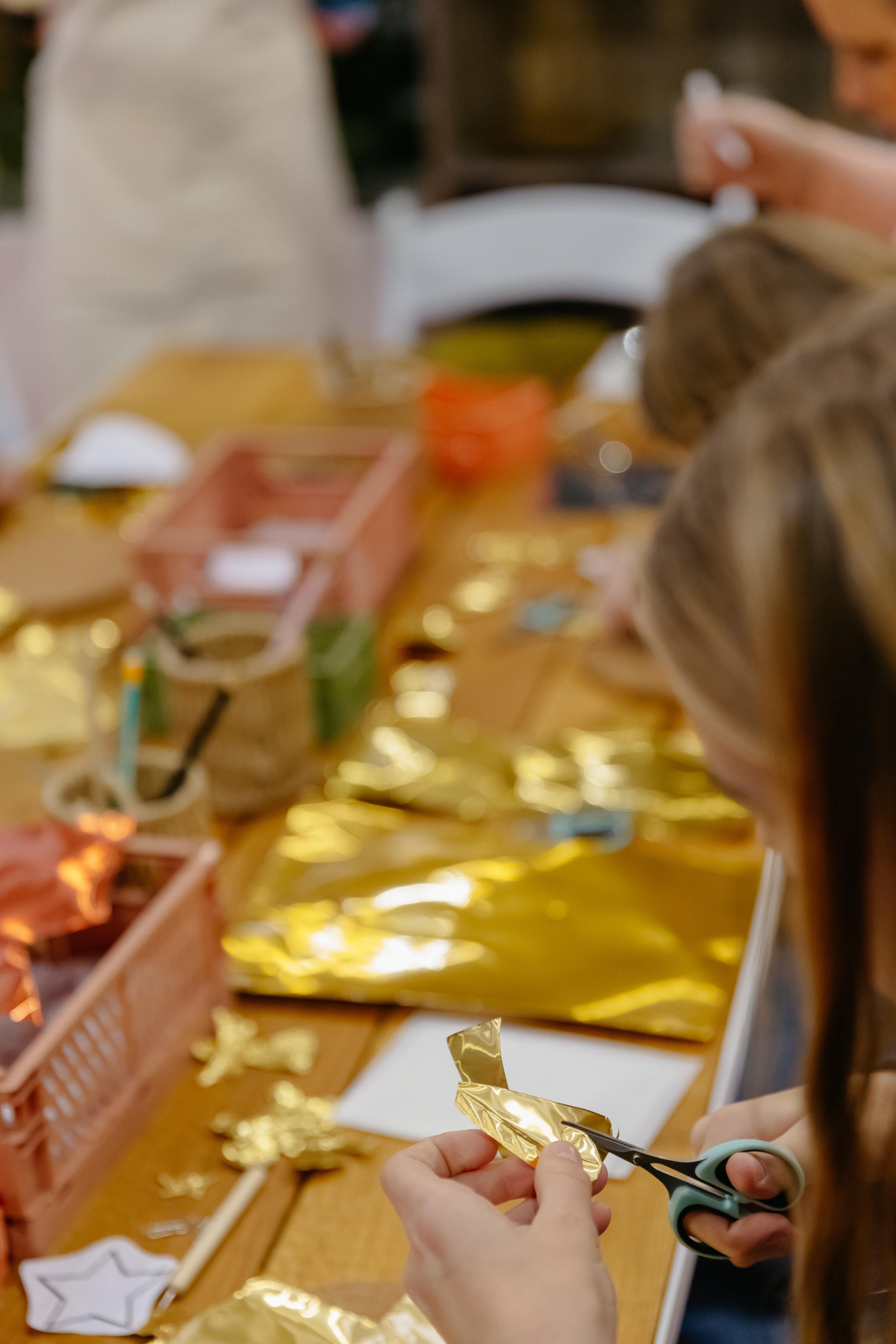 Metaalfolie kunstwerk met embossing techniek - Inloopworkshop - Foto