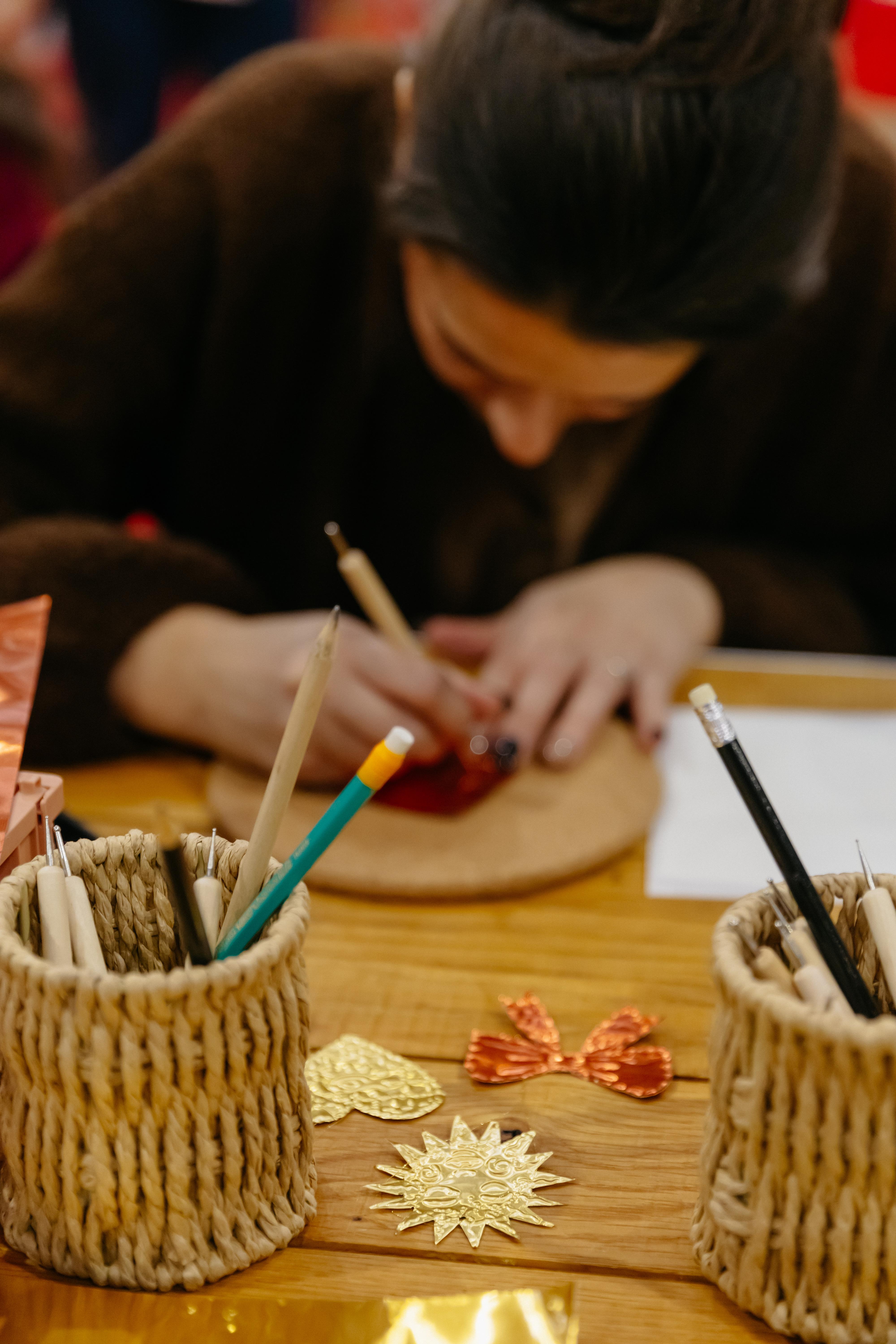 Metaalfolie kunstwerk met embossing techniek - Inloopworkshop - Foto