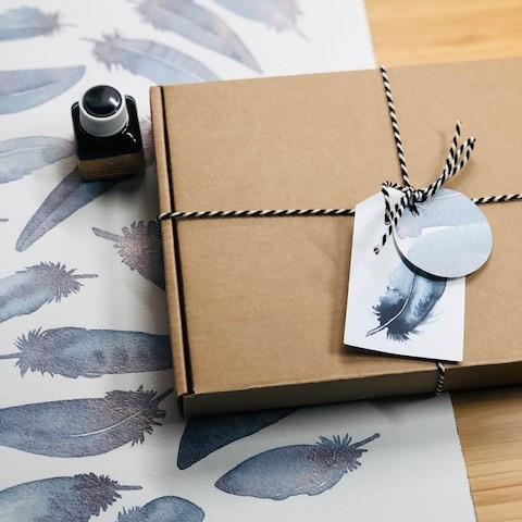 DIY pakket. Veren en vogeltjes schilderen met inkt en aquarel - Foto