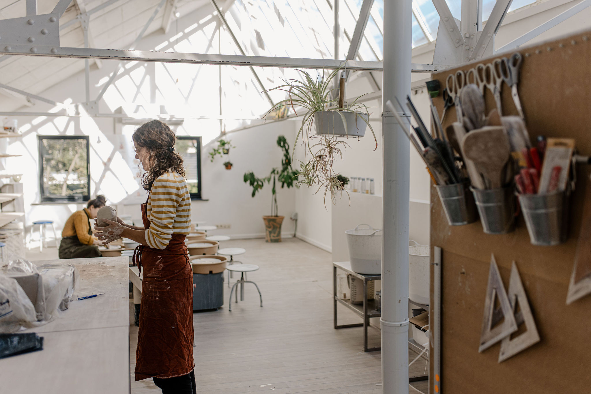 Workshop Pottenbakken op schijf (in Gent) voor een groep - Foto