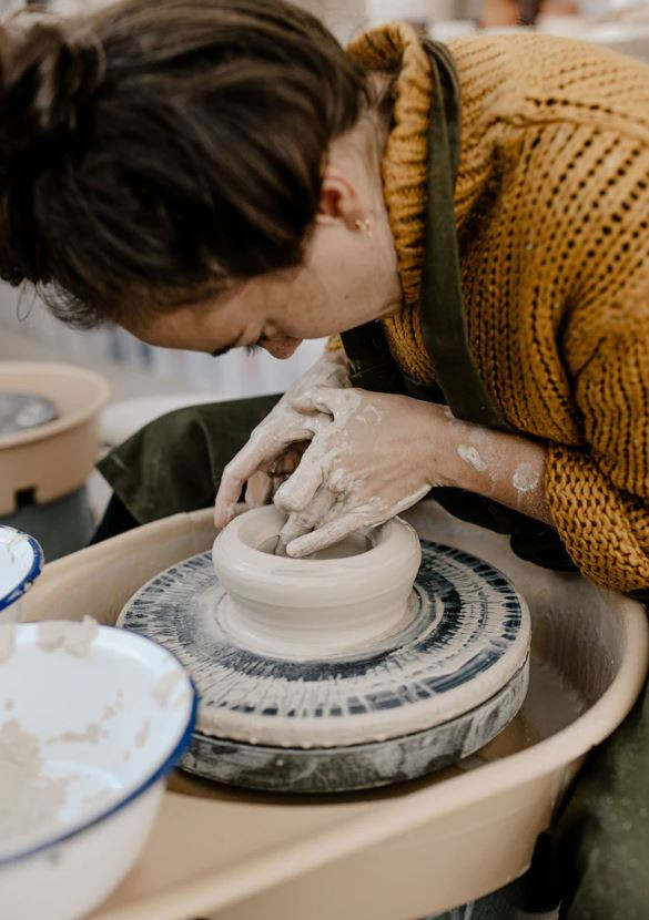 Workshop Pottenbakken op schijf (in Gent) voor een groep - Foto
